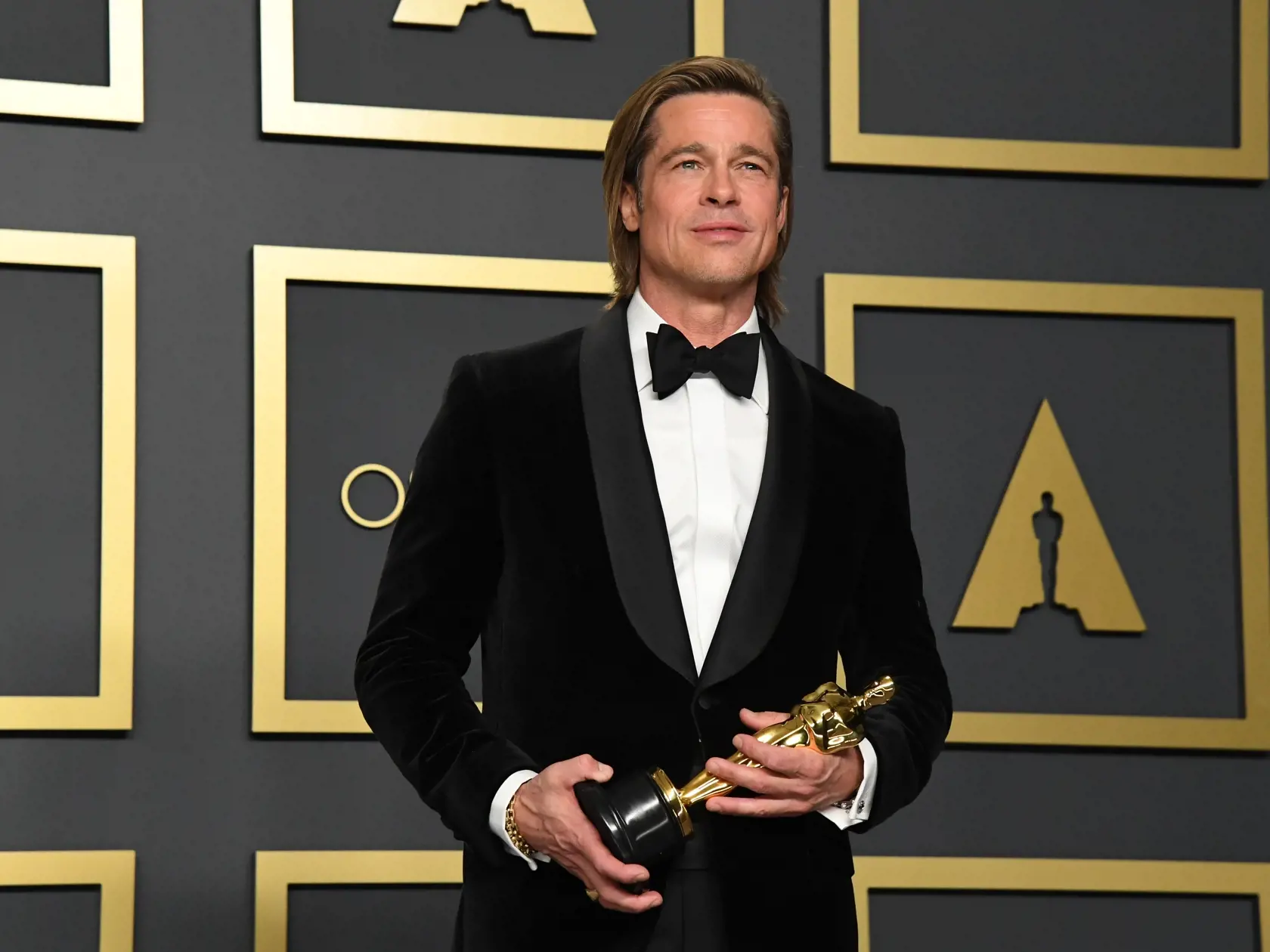 Oscara si v kategórii najlepší herec vo vedľajšej úlohe prevzal Brad Pitt.