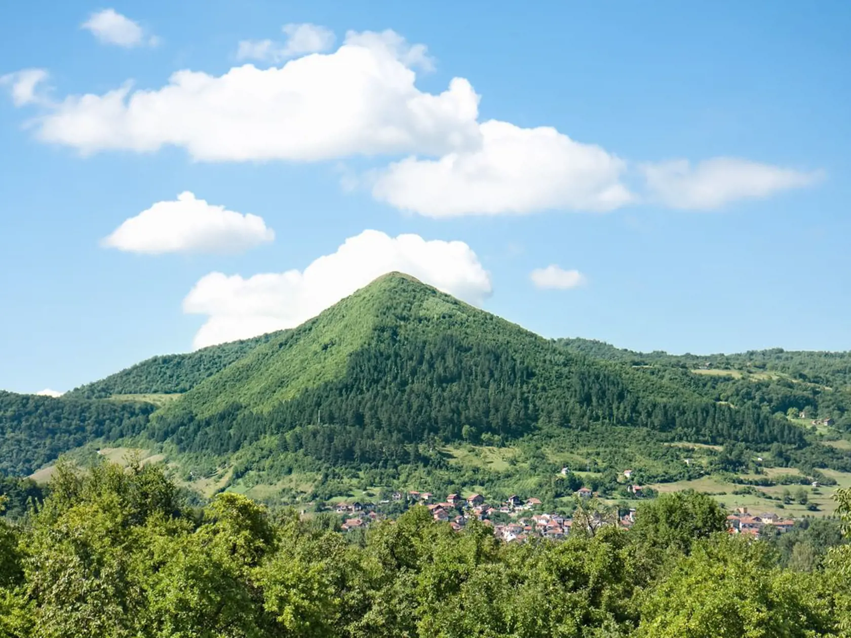 Bosnianske pyramídy objavili v roku 2005 a sú stále predmetom skúmania, ale ľudia im už teraz pripisujú silnú liečivú moc. 