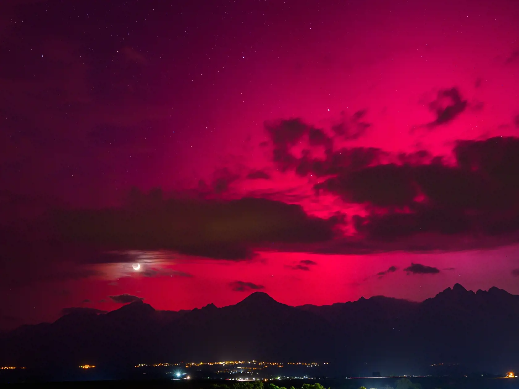 Na snímke polárna žiara nad Vysokými Tatrami, 10. mája 2024. FOTO TASR - Michal Svítok