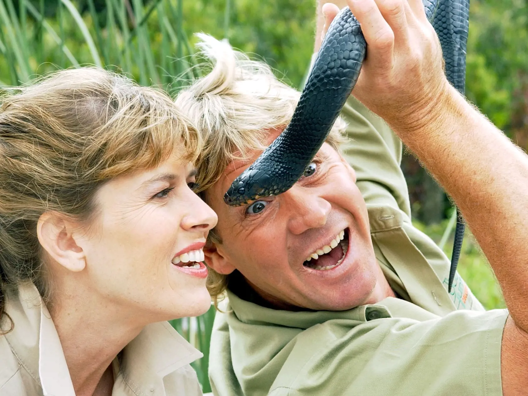 Legendárny lovec krokodílov, Steve Irwin, bol známy tým, že zápasil s obrovskými krokodílmi a vzdelával ľudí o zázrakoch divokých zvierat. Lásku k zvieratám našiel už v mladosti, pretože jeho rodičia vlastnili zoologickú záhradu v austrálskom Queenslande.