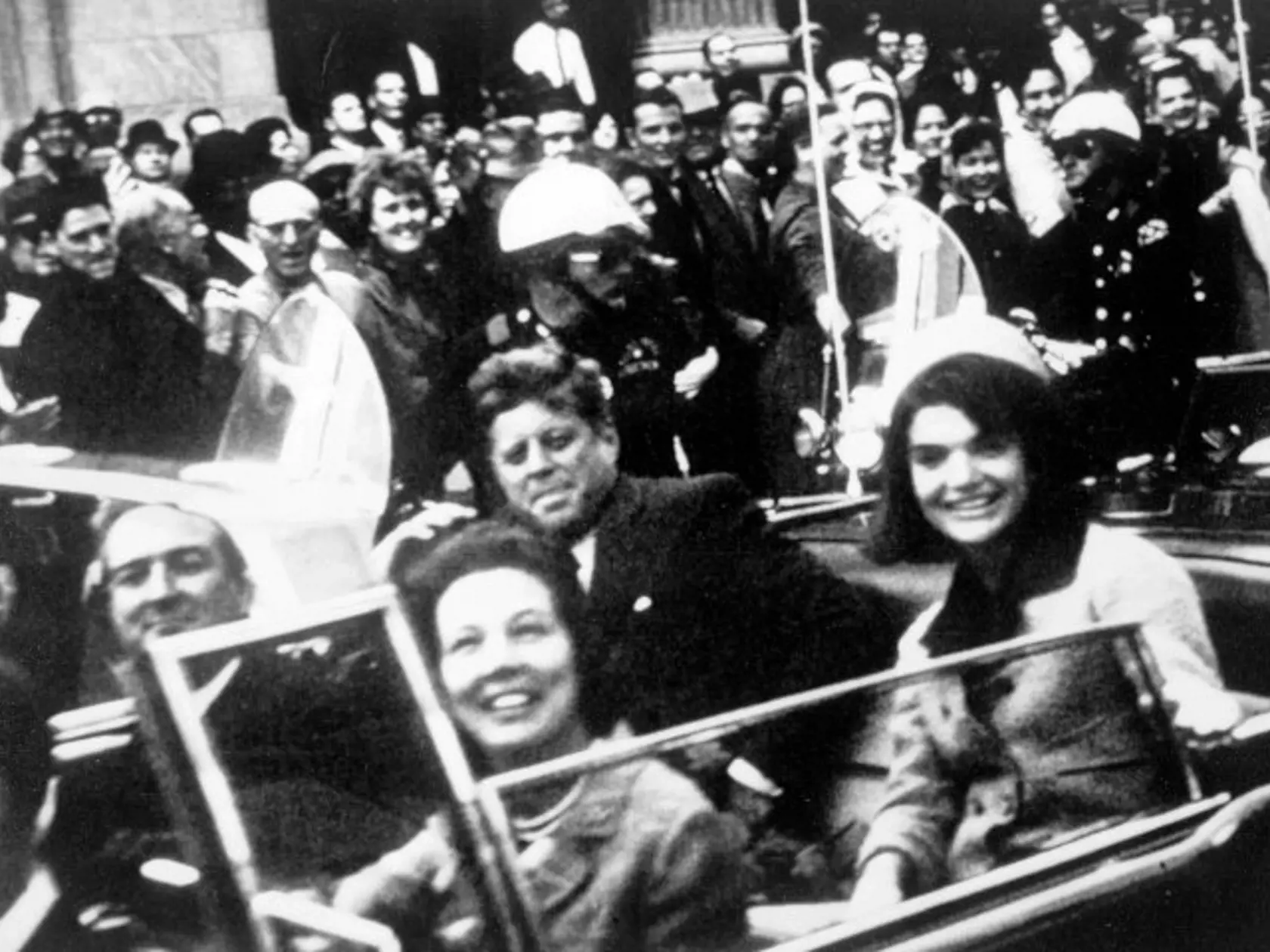 John F. Kennedy len pár minút pre atentátom, ktorý sa mu stal osudným.