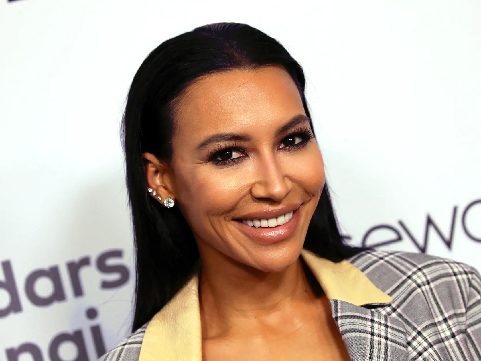 Krásna herečka Naya Rivera v deň zmiznutia zverejnila sladkú fotografiu so svojím synom s titulkom: "Len my dvaja." O niekoľko hodín neskôr bol jej syn nájdený na lodi sám a ona nebola nikde. Po päťdňovom pátraní bolo jej telo nájdené 13. augusta 2020.