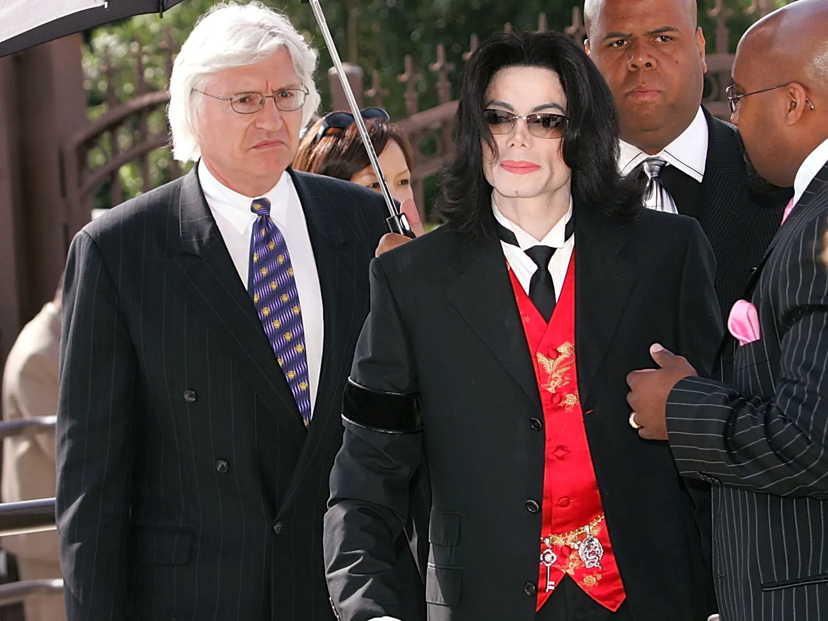 Michael Jackson zmenil spôsob, akým uvažujeme o popovej hudbe, a bol nazvaný „Kráľ popu“. Vďaka svojim prepracovaným videám, neporovnateľným tanečným pohybom a talentovaným vokálom sa Jackson stal jedným z najväčších zabávačov všetkých čias. Dodnes je „Thriller“ stále najpredávanejším albumom všetkých čias.
