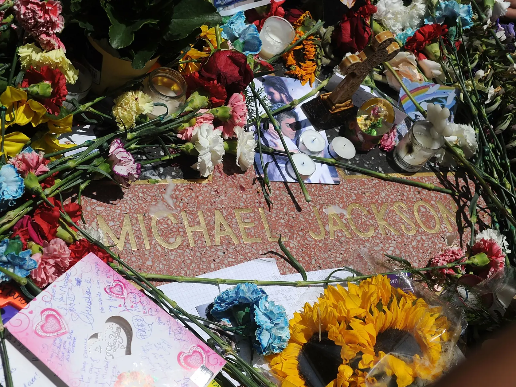 Michael Jackson zmenil spôsob, akým uvažujeme o popovej hudbe, a bol nazvaný „Kráľ popu“. Vďaka svojim prepracovaným videám, neporovnateľným tanečným pohybom a talentovaným vokálom sa Jackson stal jedným z najväčších zabávačov všetkých čias. Dodnes je „Thriller“ stále najpredávanejším albumom všetkých čias.