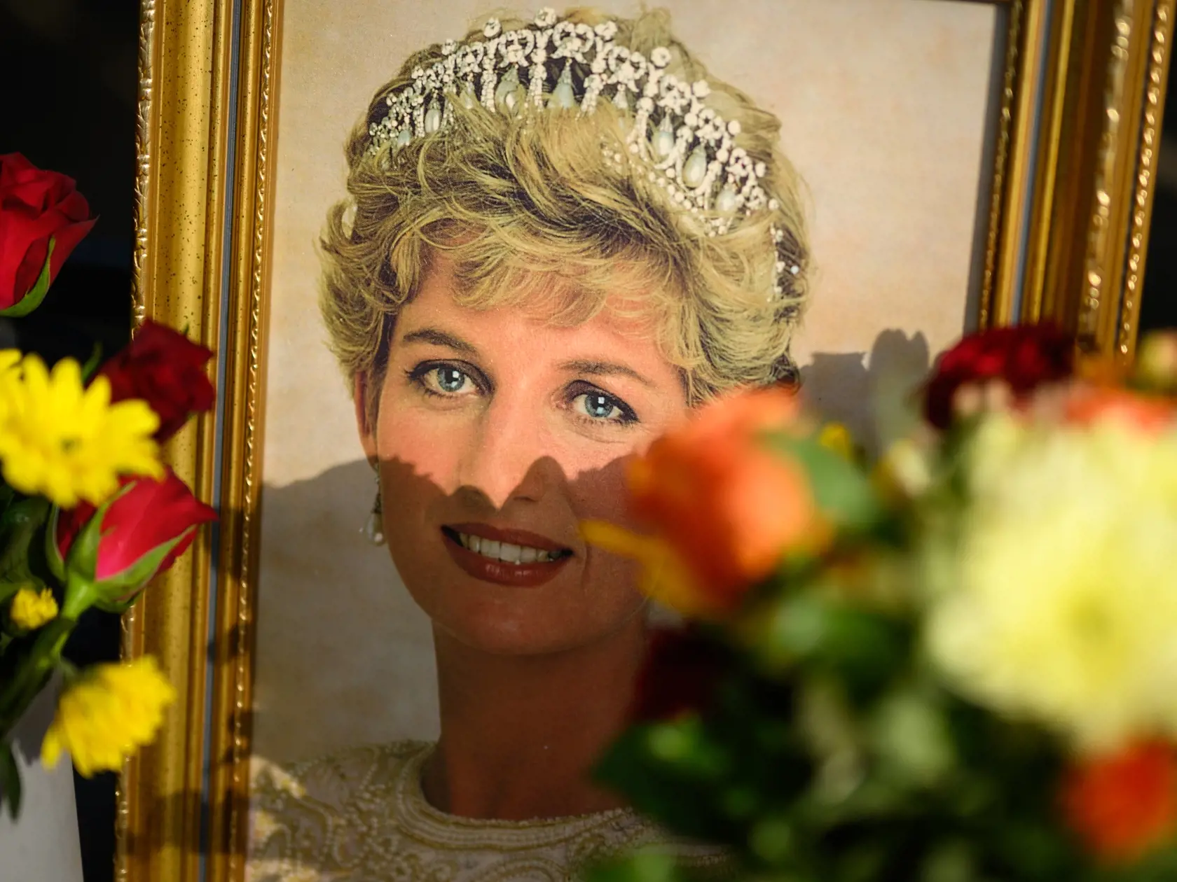 Princezná Diana jej smrťou zapríčnila smútok na celom svete. Dodnes patrí k najobľúbenejším ikonám nie len kráľovskej rodiny. Kráľovná sŕdc zomrela tragickou nehodou v roku 1997.