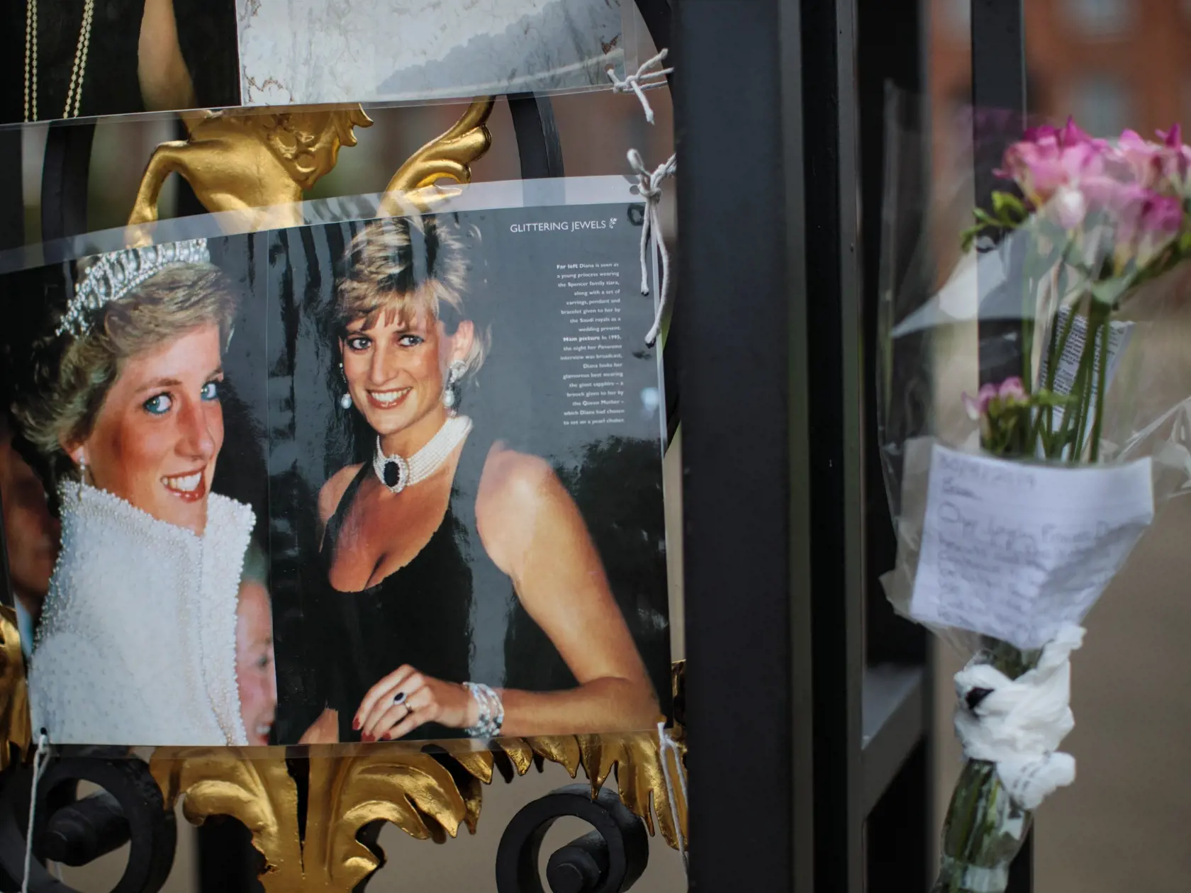 Princezná Diana jej smrťou zapríčnila smútok na celom svete. Dodnes patrí k najobľúbenejším ikonám nie len kráľovskej rodiny. Kráľovná sŕdc zomrela tragickou nehodou v roku 1997.