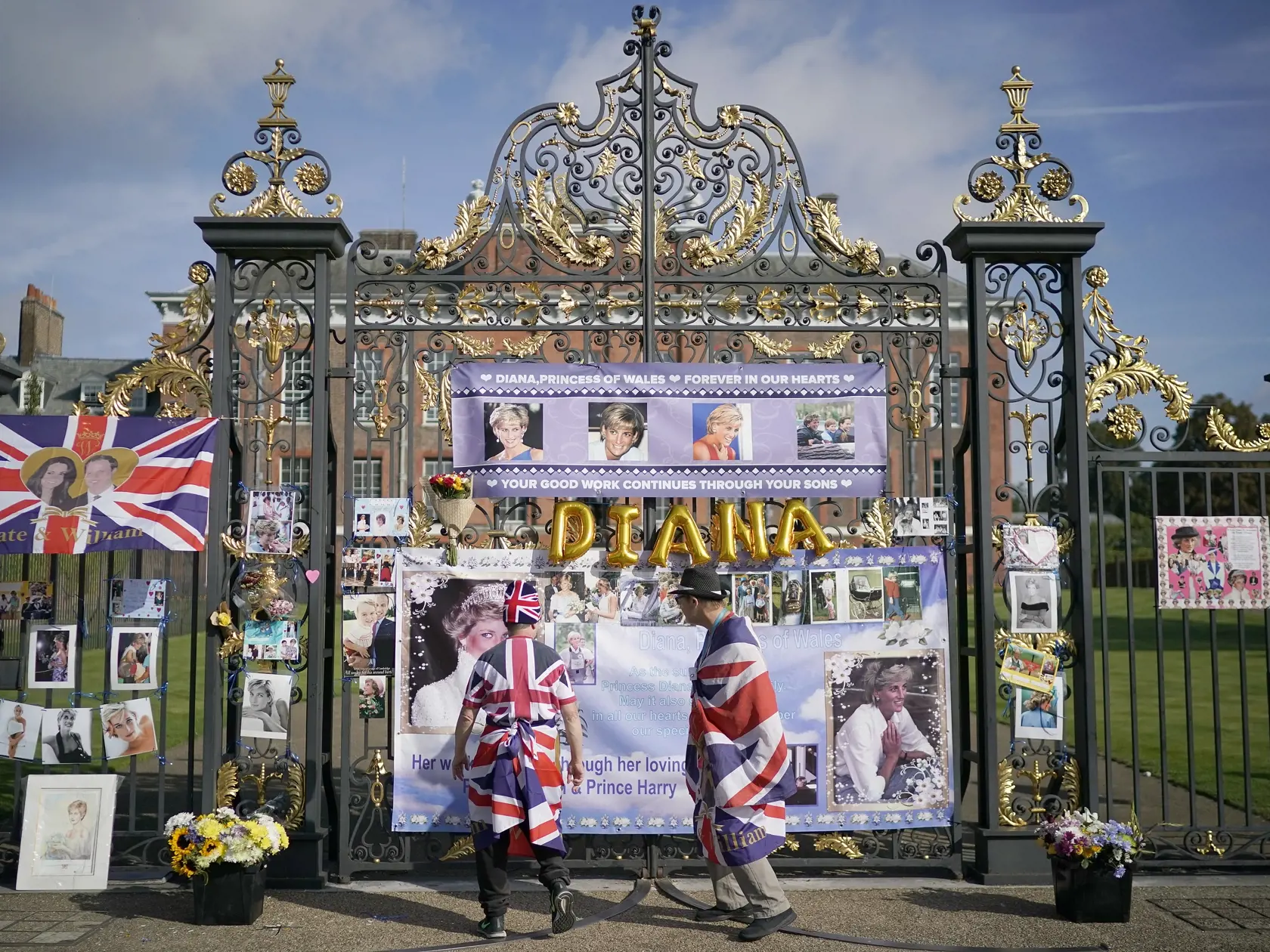 Princezná Diana jej smrťou zapríčnila smútok na celom svete. Dodnes patrí k najobľúbenejším ikonám nie len kráľovskej rodiny. Kráľovná sŕdc zomrela tragickou nehodou v roku 1997.