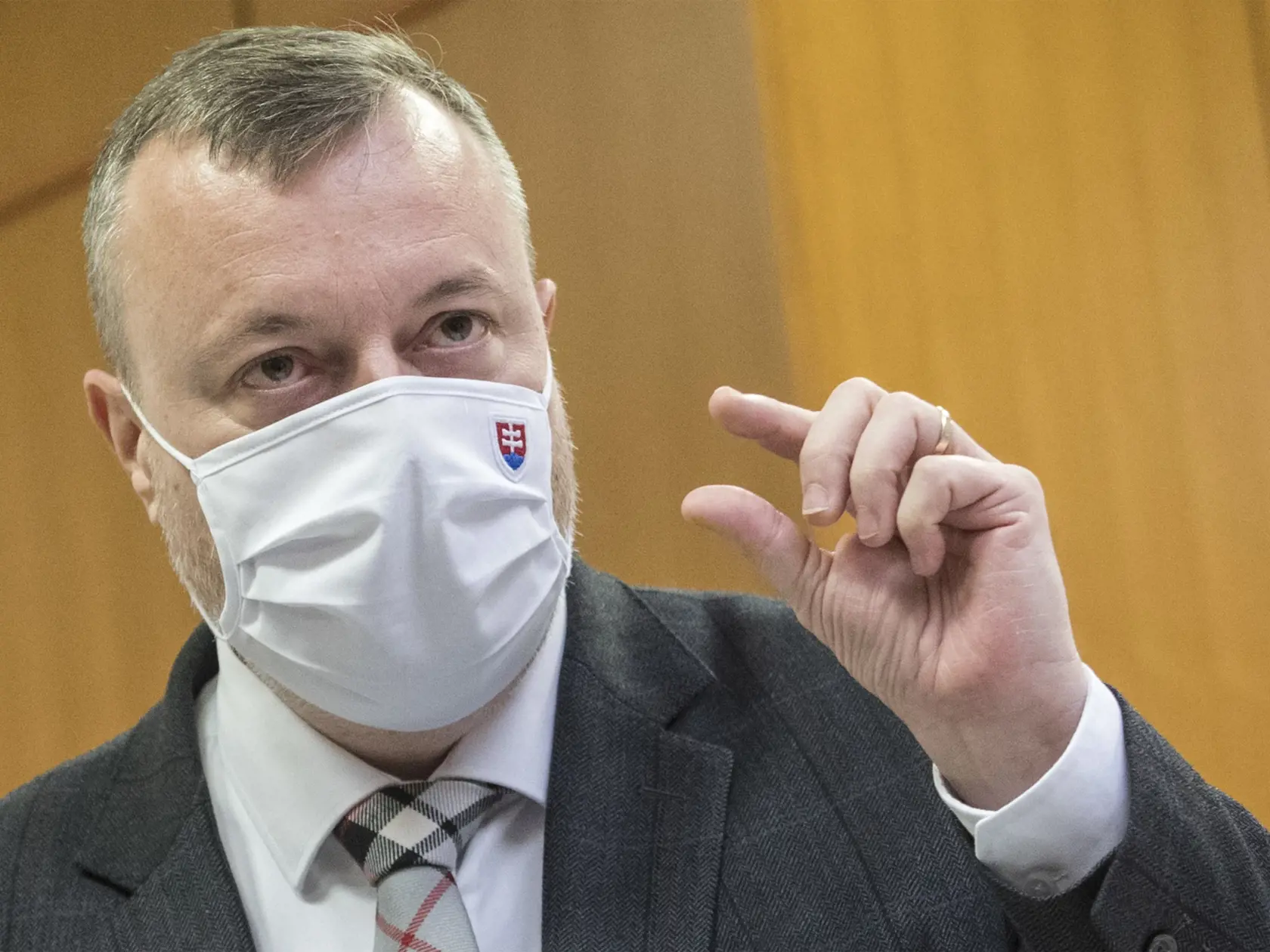 Milan Krajniak sa nestihol spamätať z vlny kritiky, ktorá sa naňho zvalila kvôli "výletu" na Oravu, len deň na to musí čeliť ďalšej kritike.