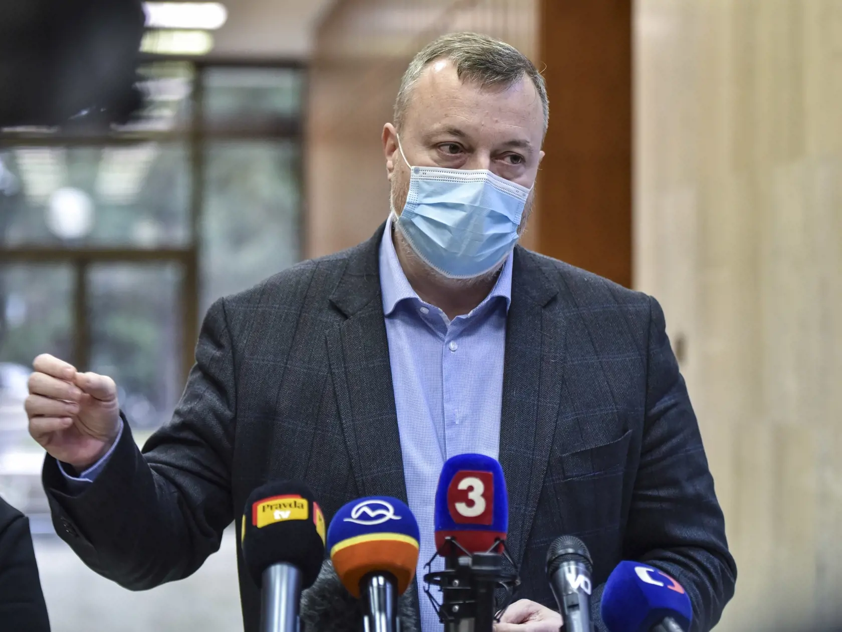 Milan Krajniak sa nestihol spamätať z vlny kritiky, ktorá sa naňho zvalila kvôli "výletu" na Oravu, len deň na to musí čeliť ďalšej kritike.