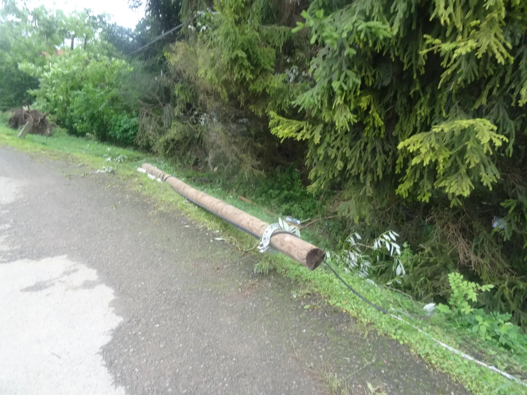 Tornádo ohlo telefónny stĺp ako prútik.