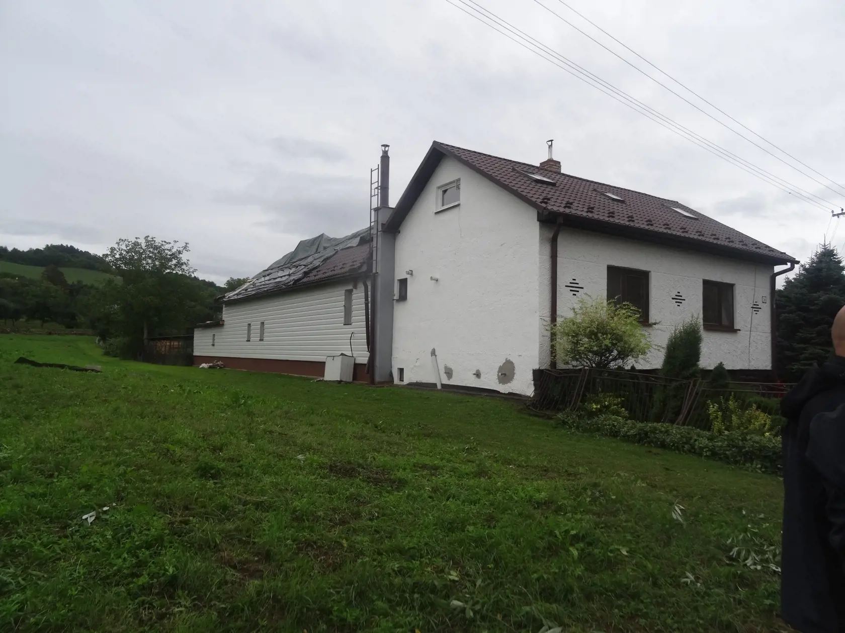 Na jednom z domov vietor strhol strechu na prístavbe.