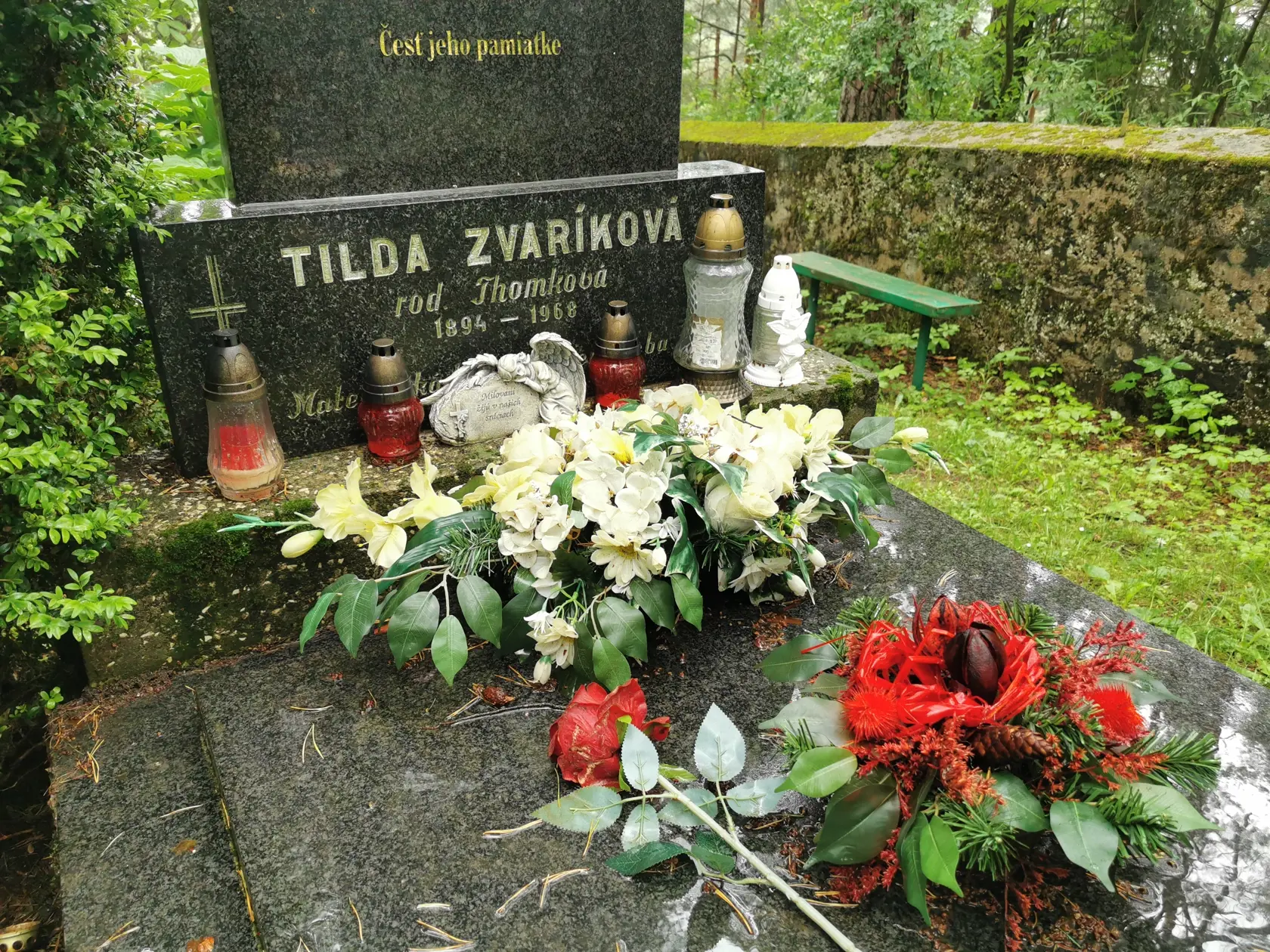 František Zvarík (1921-2008) je pochovaný so svojou matkou Tildou.