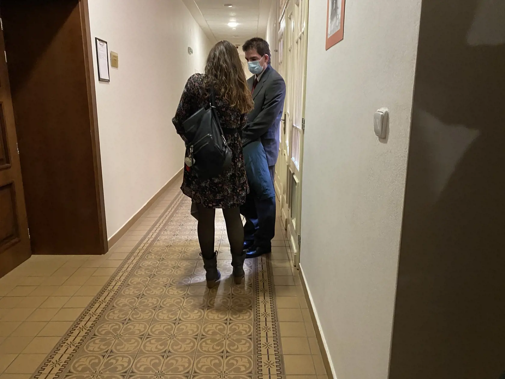 Lukáša na súd sprevádzala jeho manželka, ktorá pri ňom stojí a obvinenie z toho, že násilím držal maloletú, považuje za absurdné.