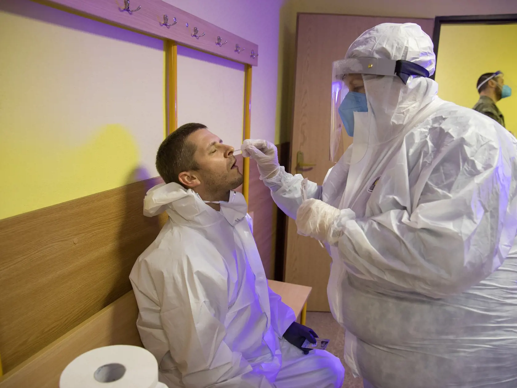 Pilotné testovanie obyvateľov slovenského regiónu Orava pod názvom - Spoločná zodpovednosť na prítomnosť koronavírusu Covid - 19. Na snímke je priebeh testovania v obci Mútne.
