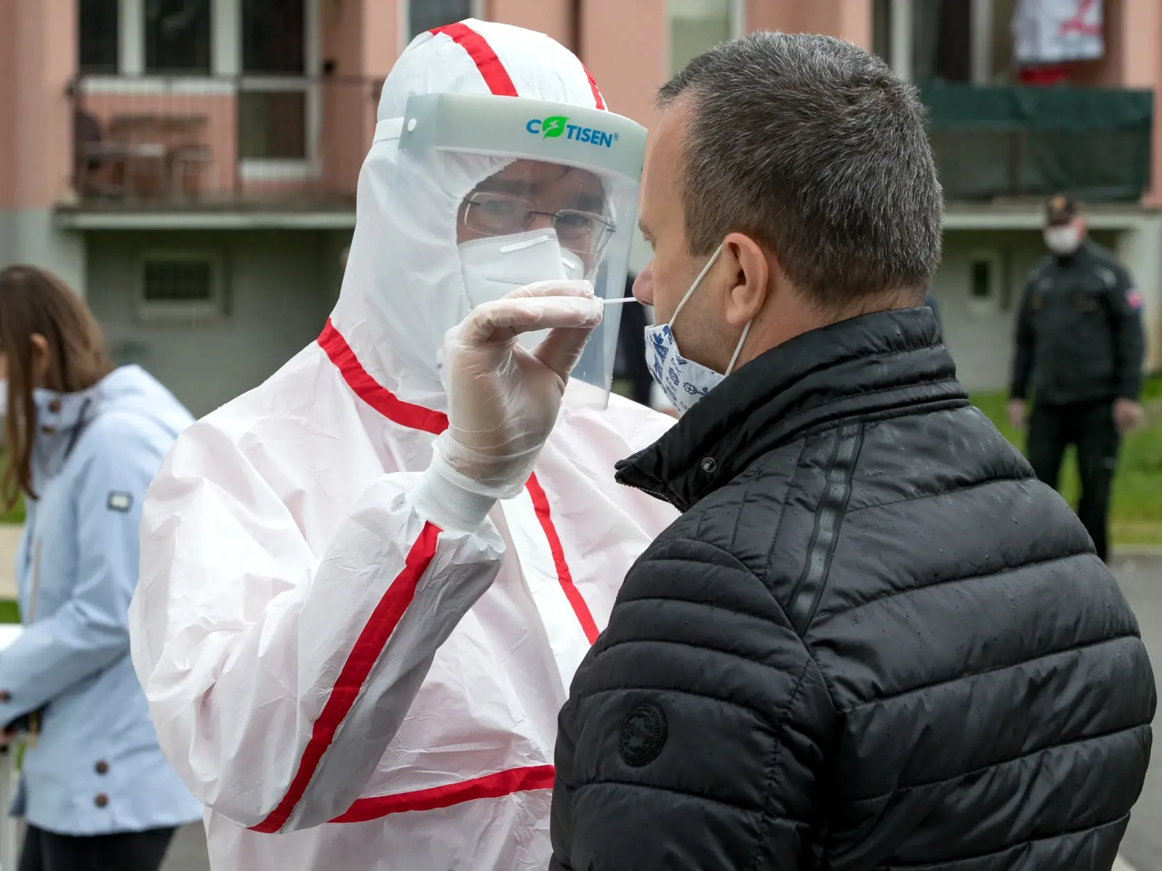 Pilotné testovanie obyvateľov slovenského regiónu Orava pod názvom - Spoločná zodpovednosť na prítomnosť koronavírusu Covid - 19. Na snímke je priebeh testovania v meste Tvrdošín, kde je výskyt ochorenia najrozsiahlejší. Odbery pomáhal vykonávať aj minister zdravotníctva Slovenskej republiky Marek Krajčí.