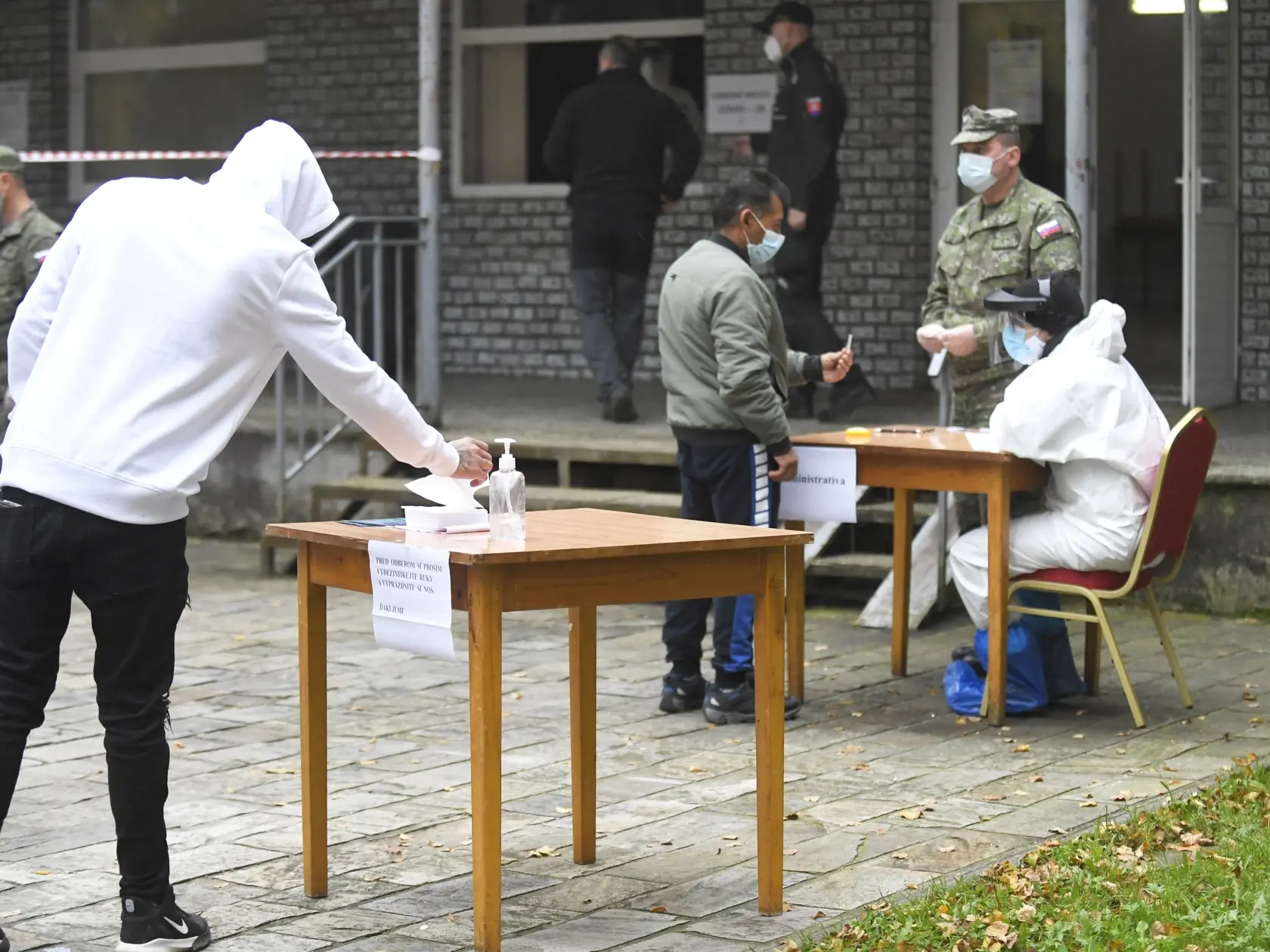 Druhý deň pilotného celoplošného testovania na ochorenie COVID-19 na Orave a v Bardejove, ktoré potrvá do nedele 25. októbra 2020. Otestovaných by malo byť asi 180.000 osôb v rámci 235 odberných miest. Na testovaní sa bude podieľať viac ako 2500 vojakov, policajtov, hasičov, zdravotníkov a administratívnych pracovníkov. Na snímke testovanie v obci Zborov, okres Bardejov, v sobotu 24. októbra 2020. FOTO TASR – František Iván