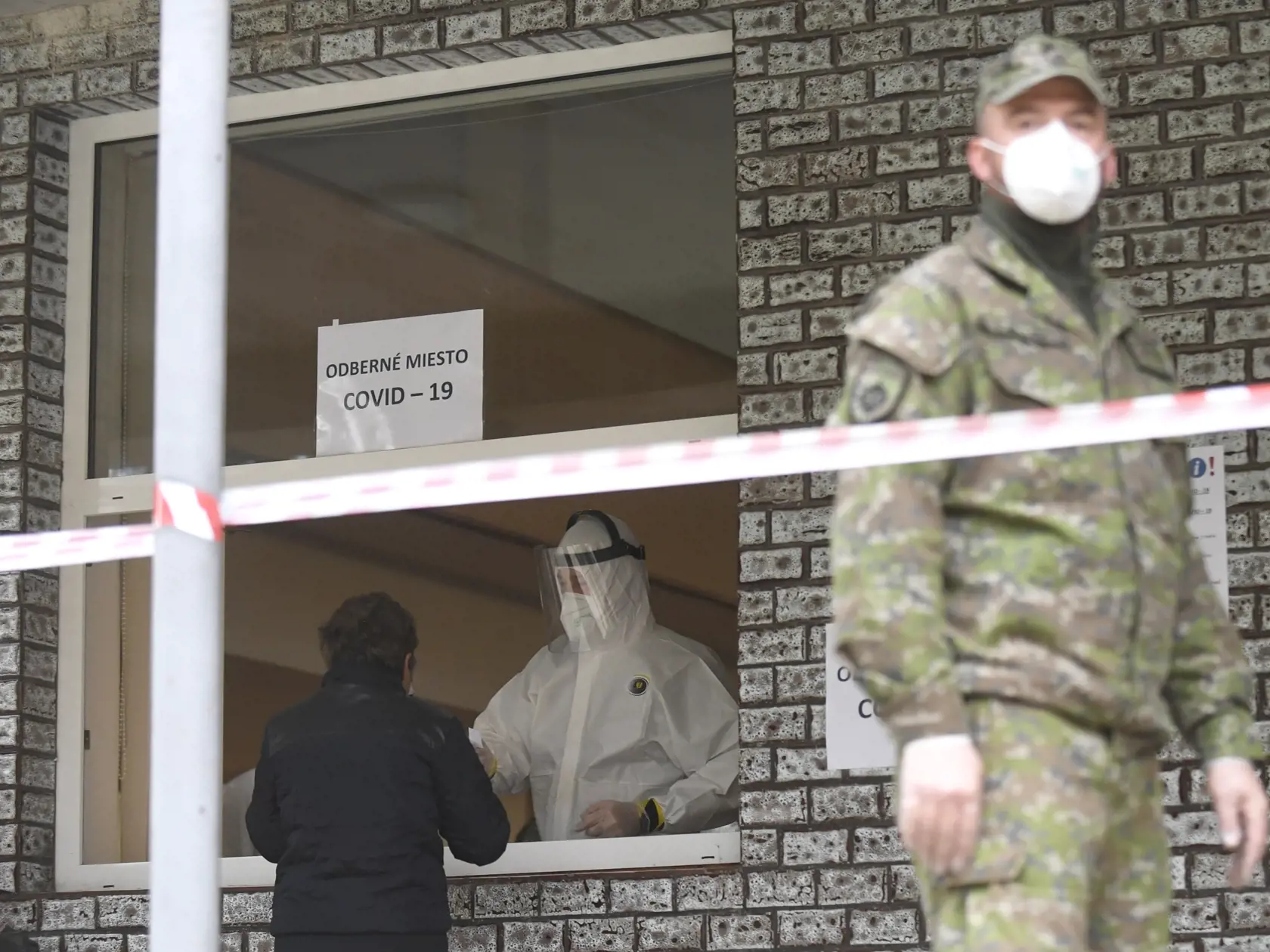 Druhý deň pilotného celoplošného testovania na ochorenie COVID-19 na Orave a v Bardejove, ktoré potrvá do nedele 25. októbra 2020. Otestovaných by malo byť asi 180.000 osôb v rámci 235 odberných miest. Na testovaní sa bude podieľať viac ako 2500 vojakov, policajtov, hasičov, zdravotníkov a administratívnych pracovníkov. Na snímke testovanie v obci Zborov, okres Bardejov, v sobotu 24. októbra 2020. FOTO TASR – František Iván