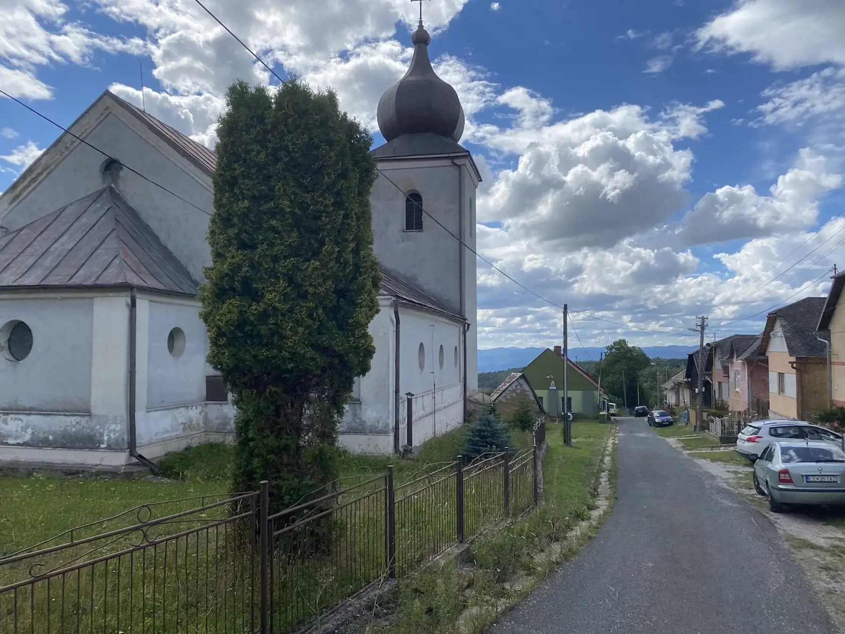 V Pavľanoch (okres Levoča) býva starenka, ktorá pred siedmimi rokmi vylepila poslancovi Štefanovi Kuffovi facku. Obyvatelia obce sú radi, že Kuffovci sporný pozemok predali, odvtedy majú od nich pokoj.