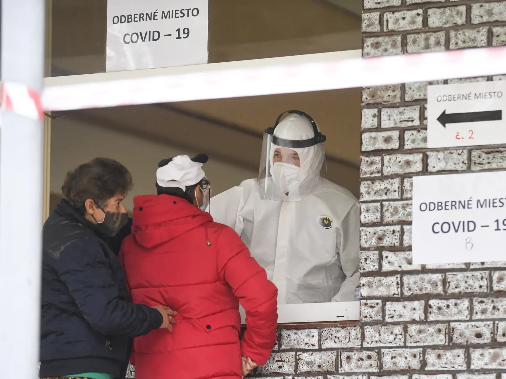 Druhý deň pilotného celoplošného testovania na ochorenie COVID-19 na Orave a v Bardejove, ktoré potrvá do nedele 25. októbra 2020. Otestovaných by malo byť asi 180.000 osôb v rámci 235 odberných miest. Na testovaní sa bude podieľať viac ako 2500 vojakov, policajtov, hasičov, zdravotníkov a administratívnych pracovníkov. Na snímke testovanie v obci Zborov, okres Bardejov, v sobotu 24. októbra 2020. FOTO TASR – František Iván