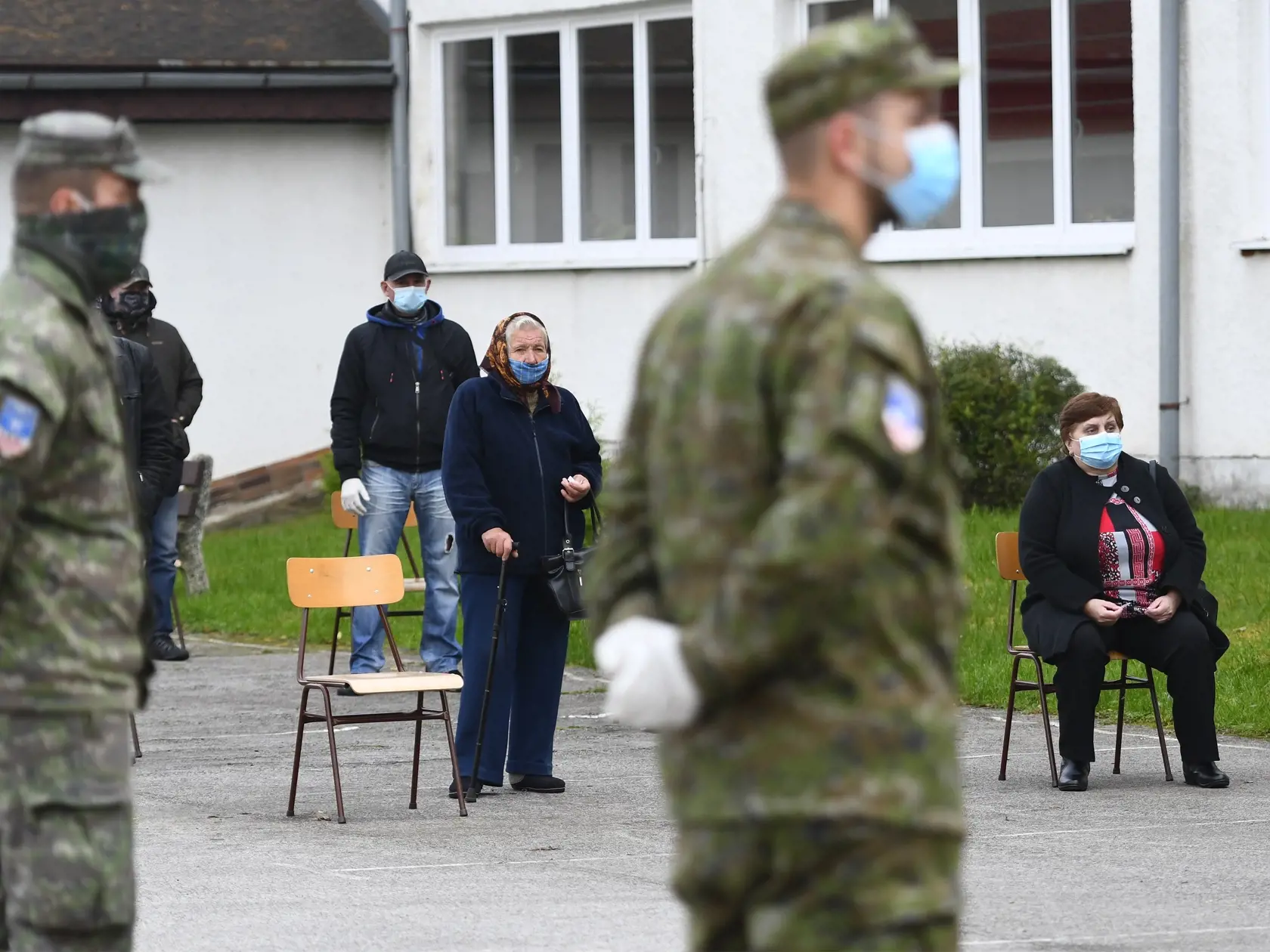 Na Orave a v Bardejove sa začalo pilotné celoplošné testovania na ochorenie COVID-19, ktoré potrvá do nedele 25. októbra 2020. Otestovaných by malo byť asi 180.000 osôb v rámci 235 odberných miest. Na testovaní sa bude podieľať viac ako 2500 vojakov, policajtov, hasičov, zdravotníkov a administratívnych pracovníkov. Na snímke testovanie na Základnej škole na Komenského ulici 23 v Bardejove 23. októbra 2020. FOTO TASR - Milan Kapusta