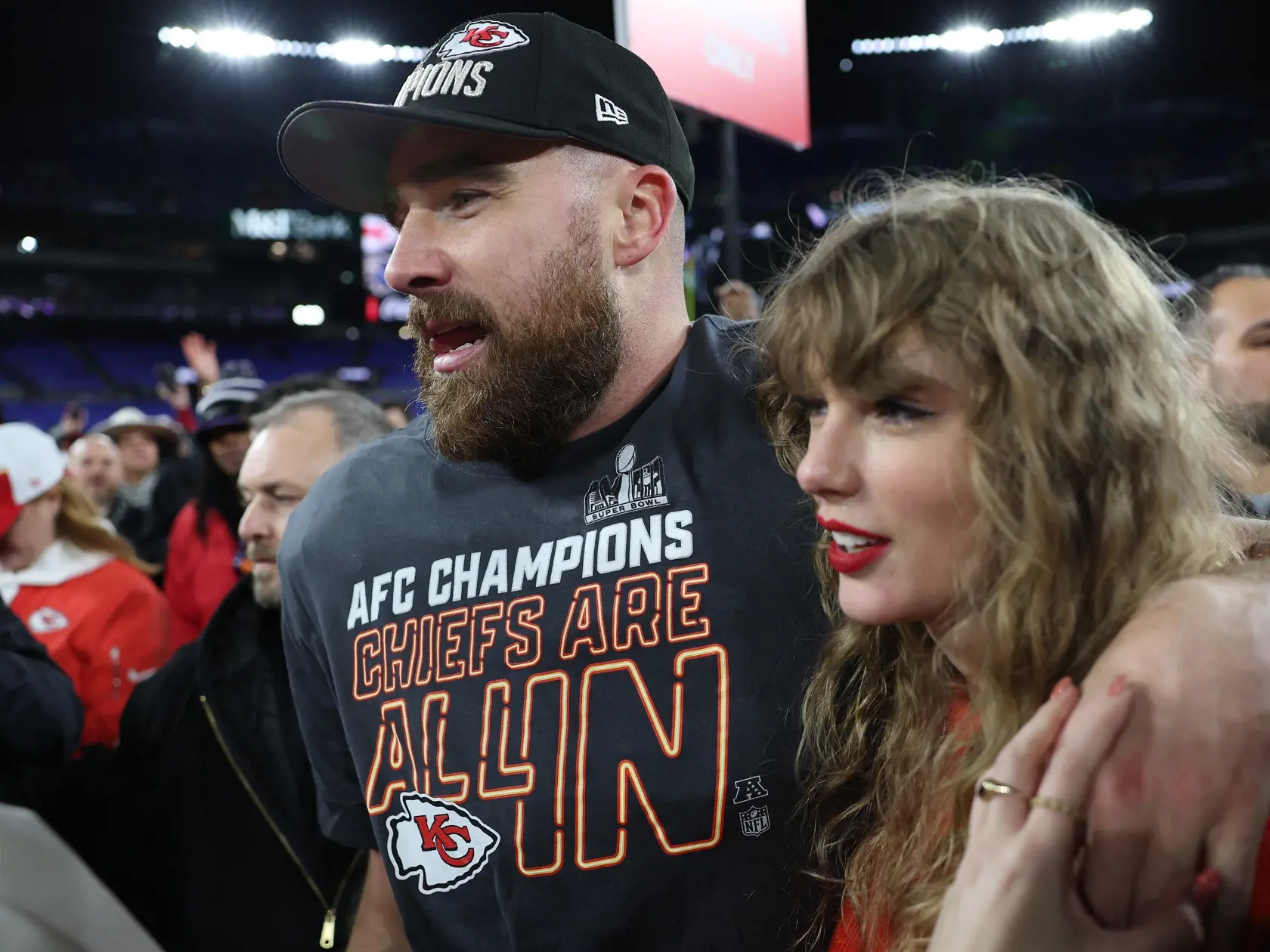 Taylor Swift vynechala len minimum zápasov Kansasu v tejto sezóne a Travisovi Kelcemu naposledy fandila v Baltimore, kde si Chiefs výhrou nad domácimi Ravens opätovne zaistili postup do Super Bowlu.