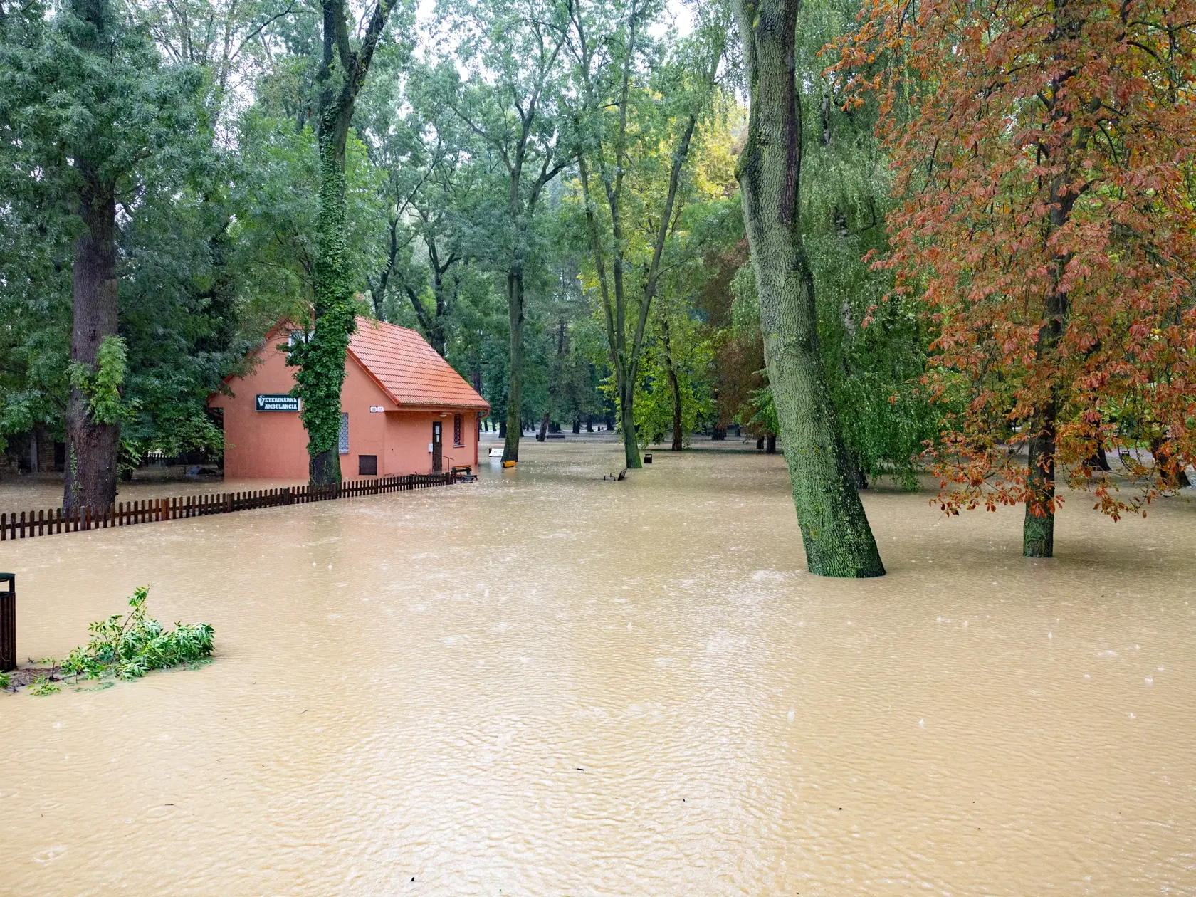 Situácia počas povodní v okolí Zámockého parku v Stupave.