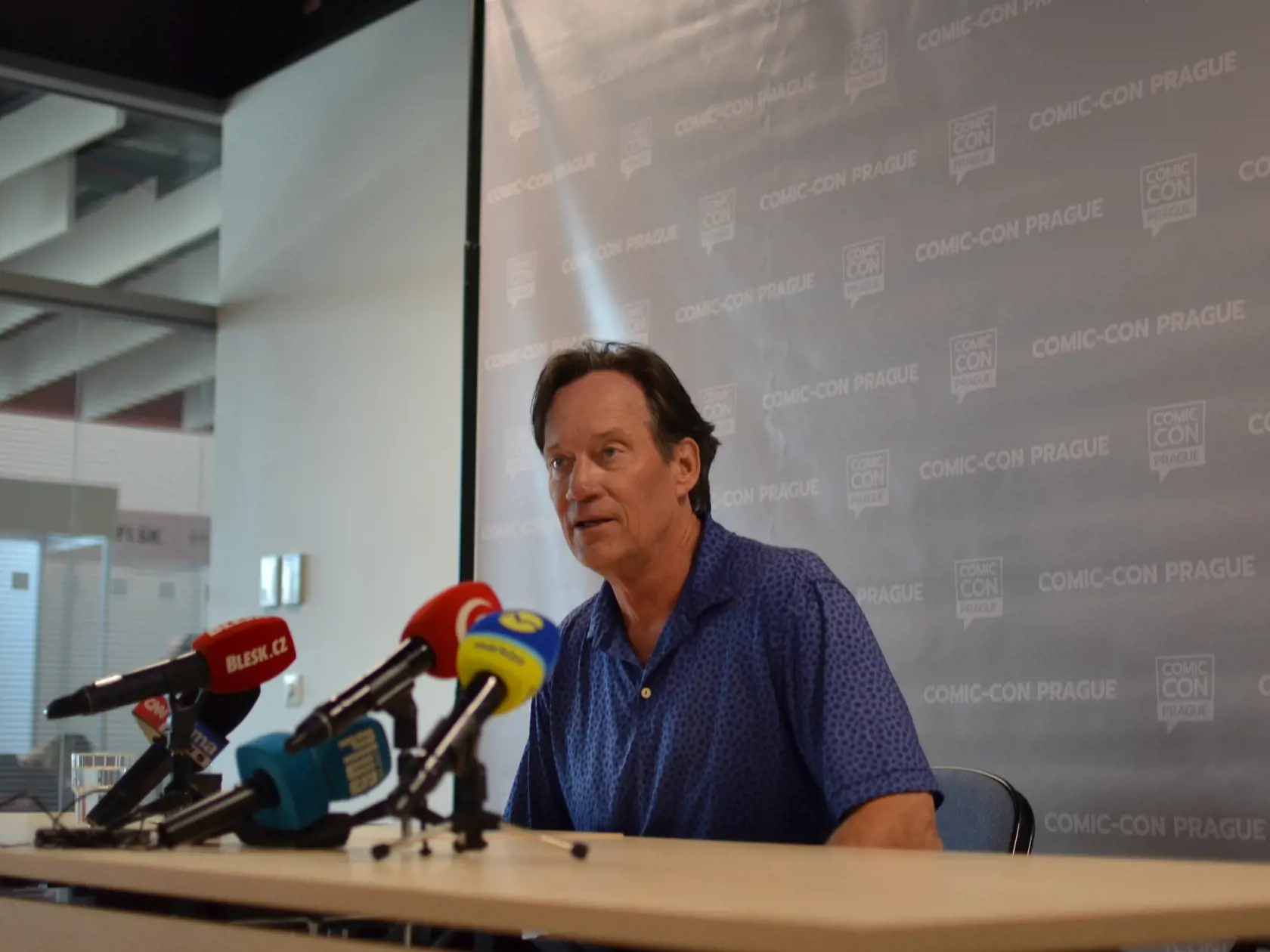 Kevin Sorbo sa v Prahe zaradil medzi najväčšie hviezdy Comic-Conu - spolu s Patrikom Duffym (Dallas, Krok za krokom) patria k legendárnym seriálovým hercom 90. rokov. A hoci si Sorbo Prahu nevedel vynachváliť, často spomínal práve Bratislavu a Slovensko, pretože u nás nakrúcal svoj prvý veľkorozpočtový film - Kulla dobyvateľa.