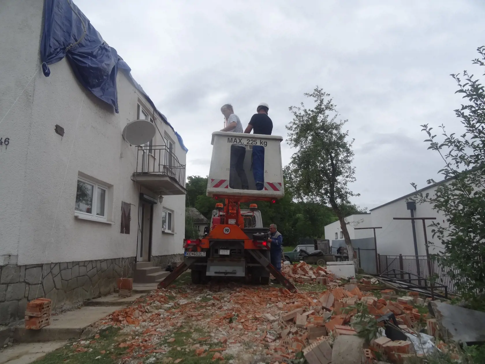 Dvor Pavliškovcov bol zasypaný suťou.
