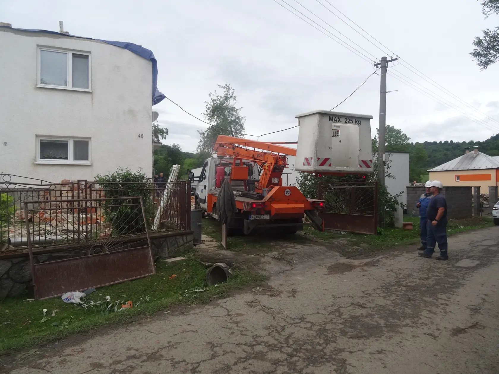 Pri dome Pavliškovcov opravovali elektrikári pripojenie elektriny.
