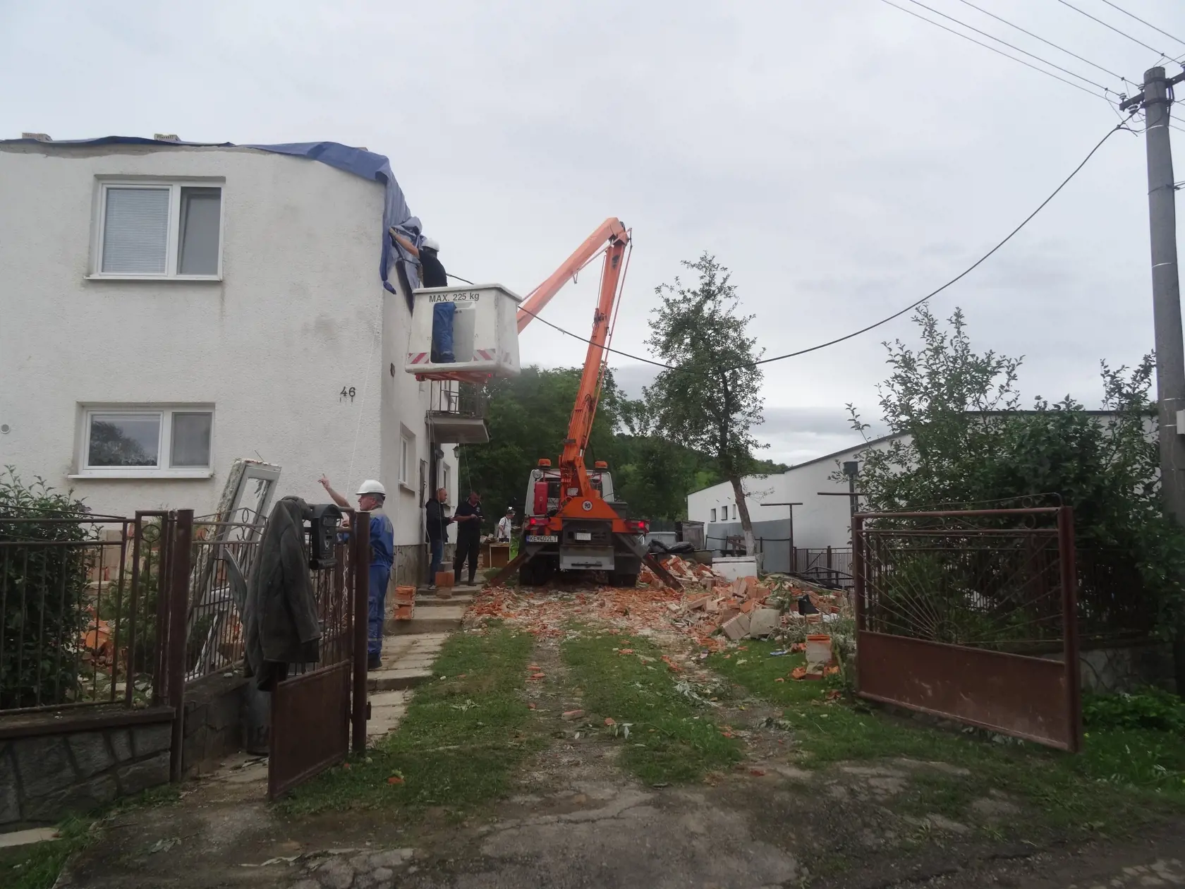 Dvor Pavliškovcov bol zasypaný suťou zo strechy.