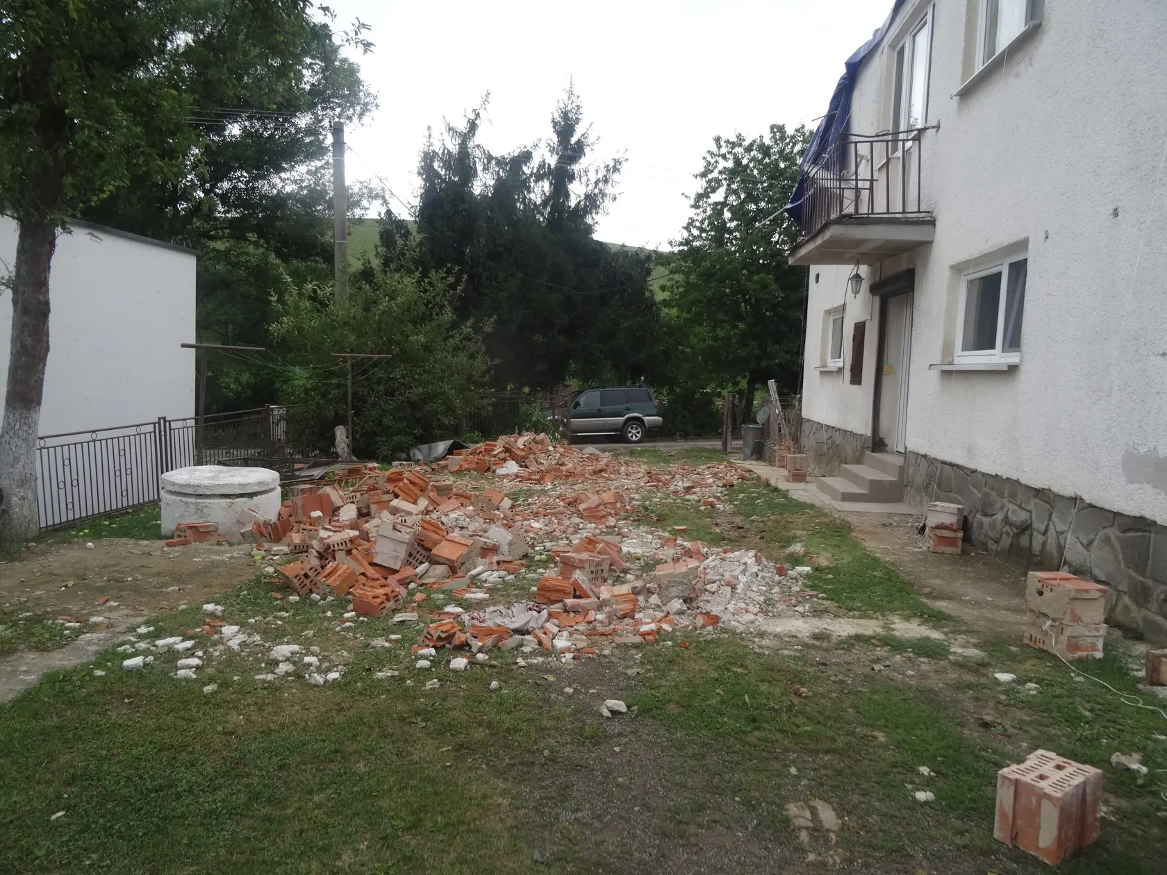 Dvor Pavliškovcov bol zasypaný suťou zo strechy.