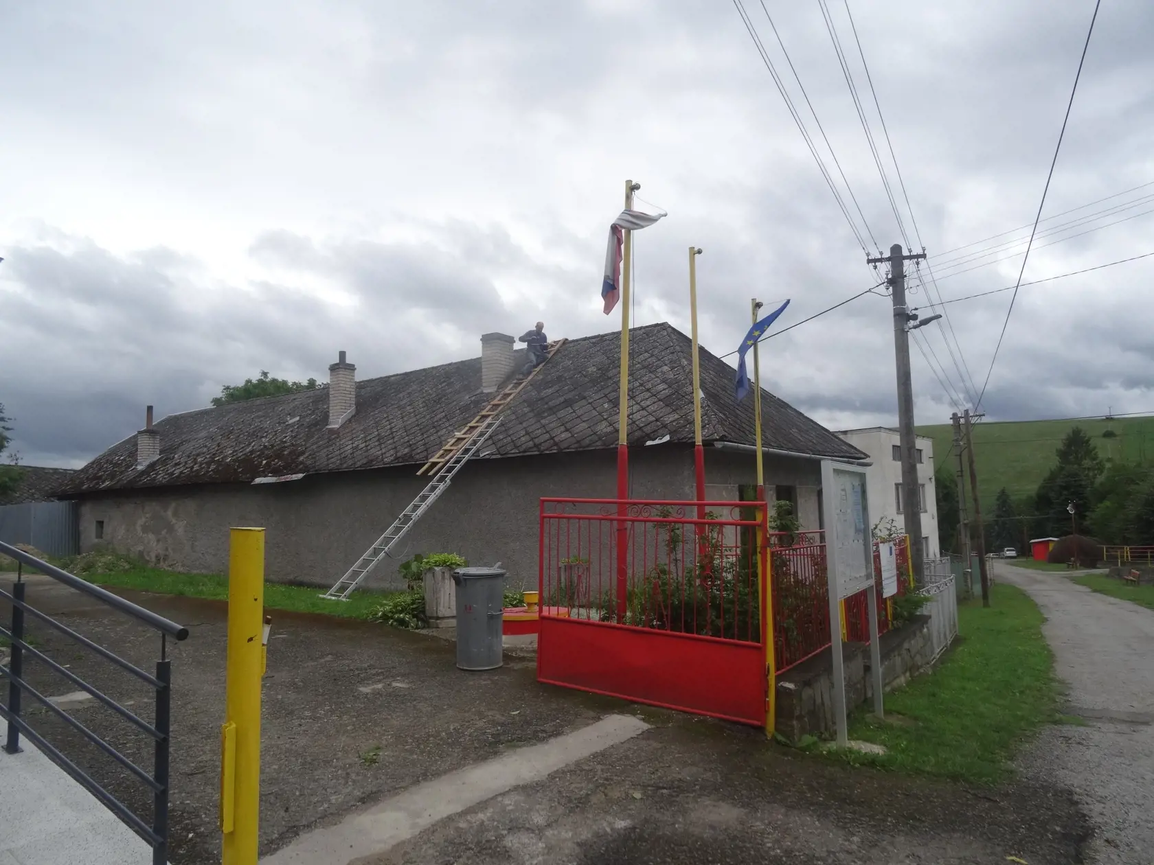Majiteľ tohto domu "lepil" na streche škridle, ktoré vietor strhol.