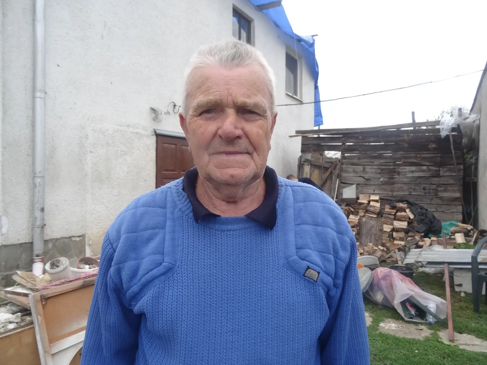 Pán Štefan mal šťastie, veľa nechýbalo a boli by ho zasýpali tehly, ktoré vietor strhol zo strechy jeho domu.
