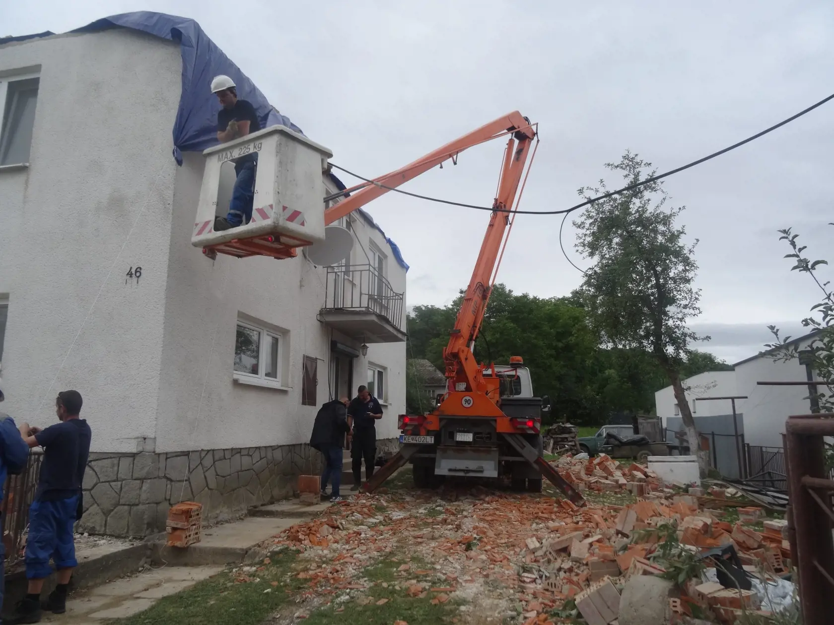 Dvor Pavliškovcov bol zasypaný suťou.