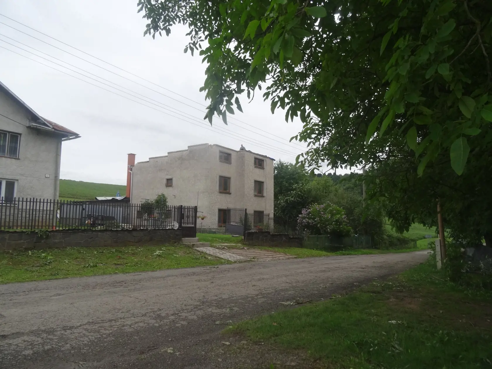 Muž z tohto domu bol mrzutý a na každého kto sa pristavil pri ňom chrlil nadávky.