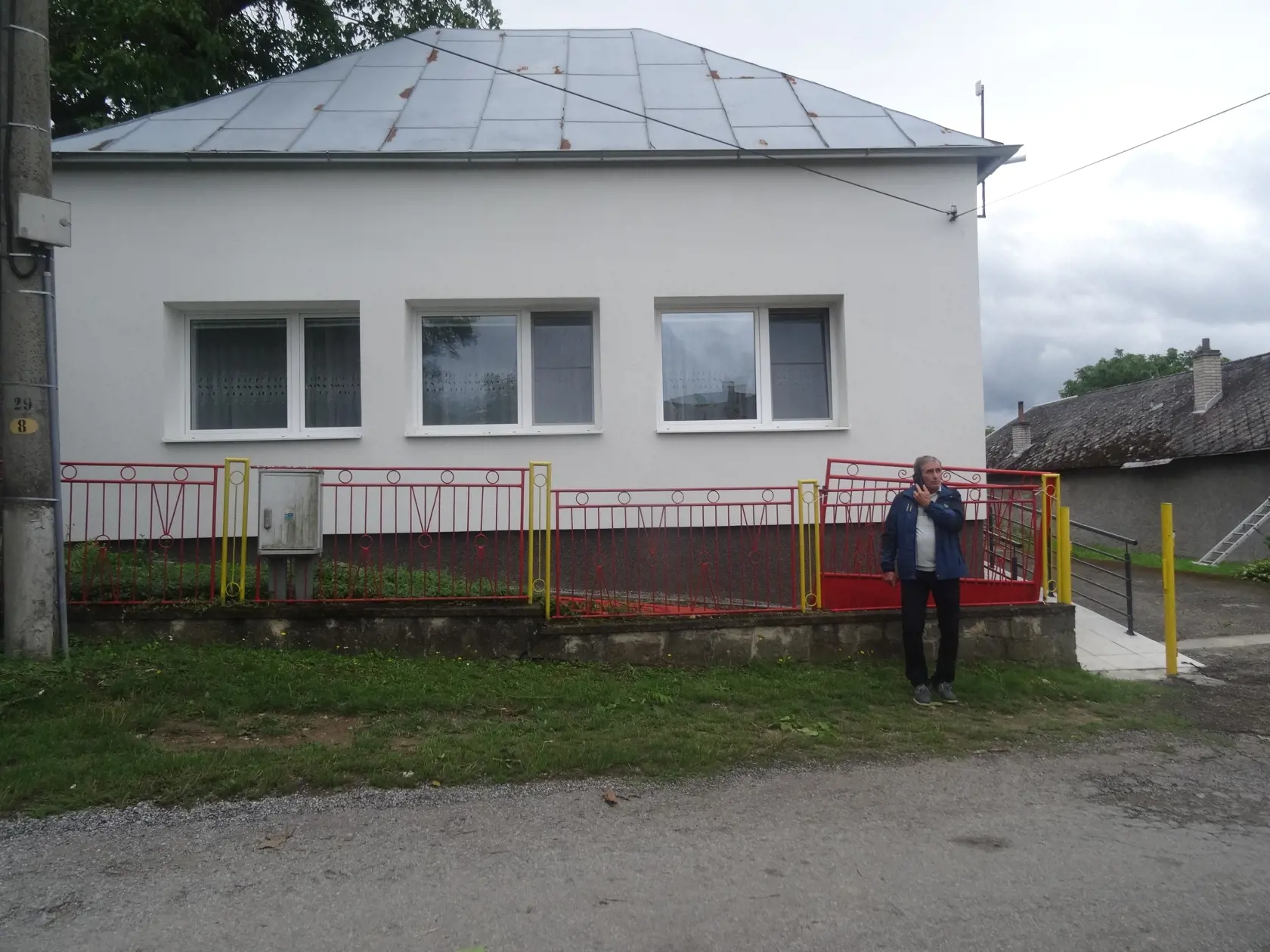 Budova obecného úradu bola prázdna, keďže starosta stále niečo vybavoval v obci.