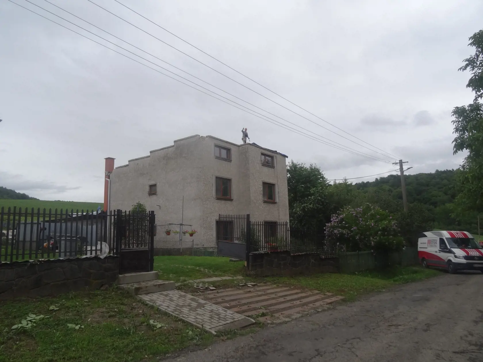 Muž z tohto domu bol mrzutý a na každého kto sa pristavil pri ňom, chrlil nadávky.