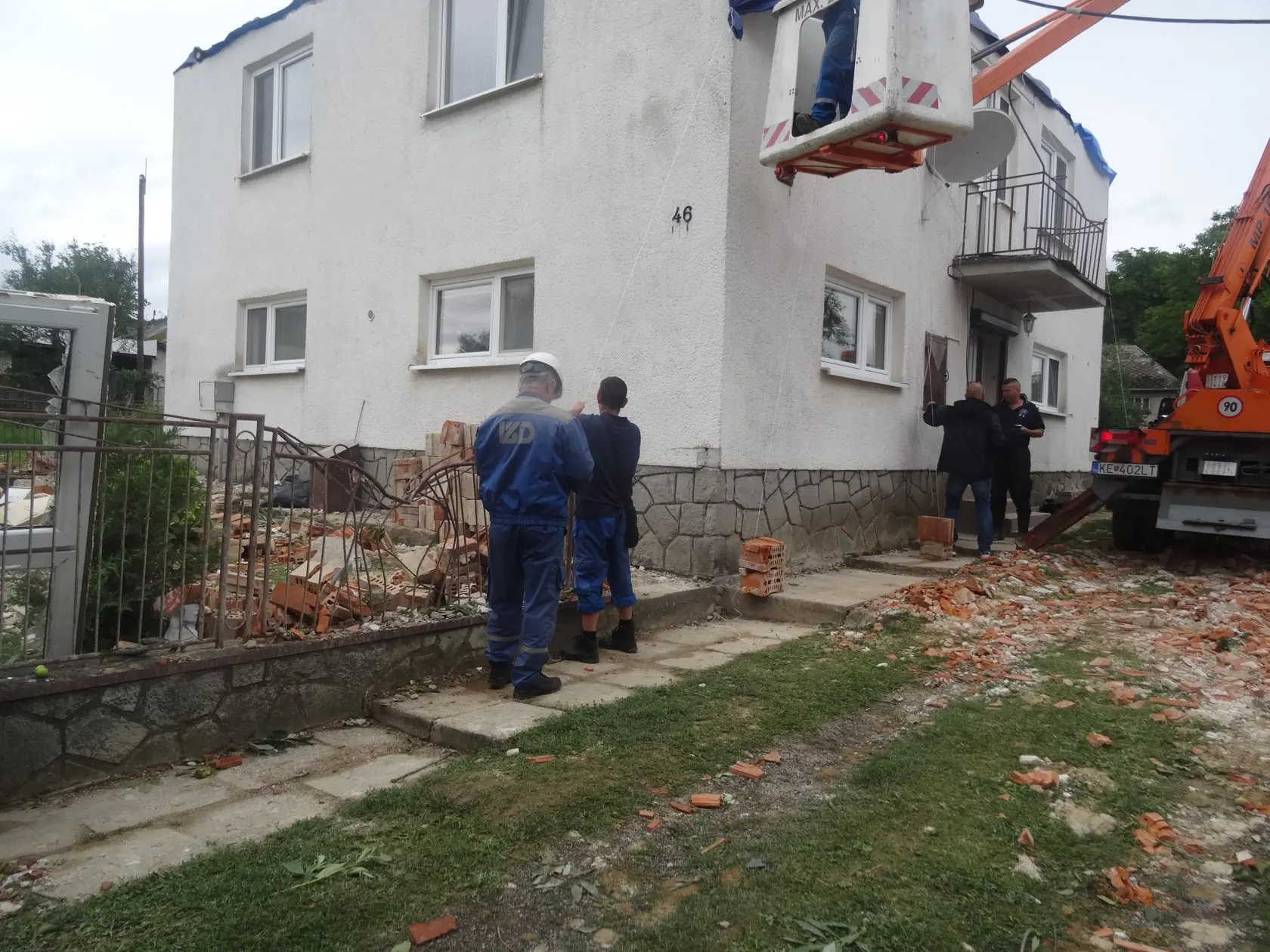 Dvor Pavliškovcov bol zasypaný suťou zo strechy.