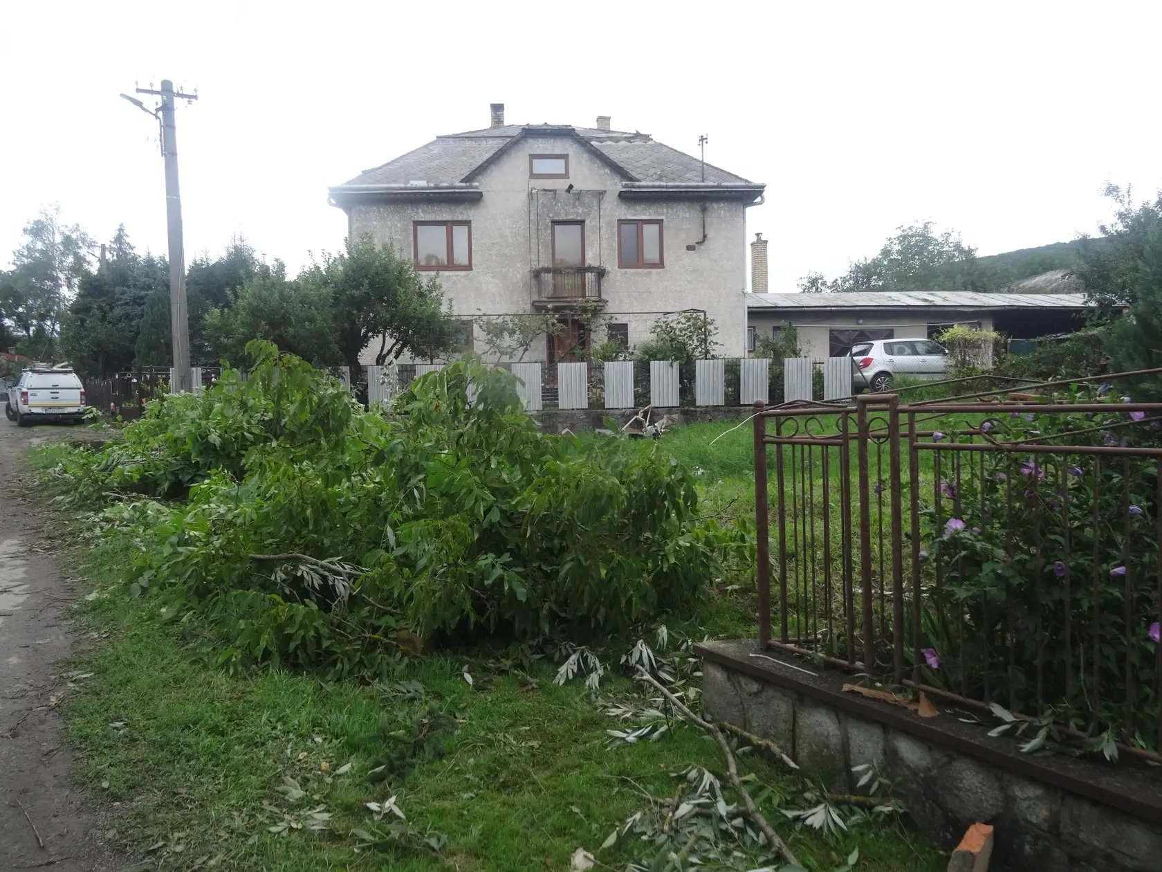 Cez tento dom preletela strecha Pavliškovcov sto i viac metrov a skončila v potoku.