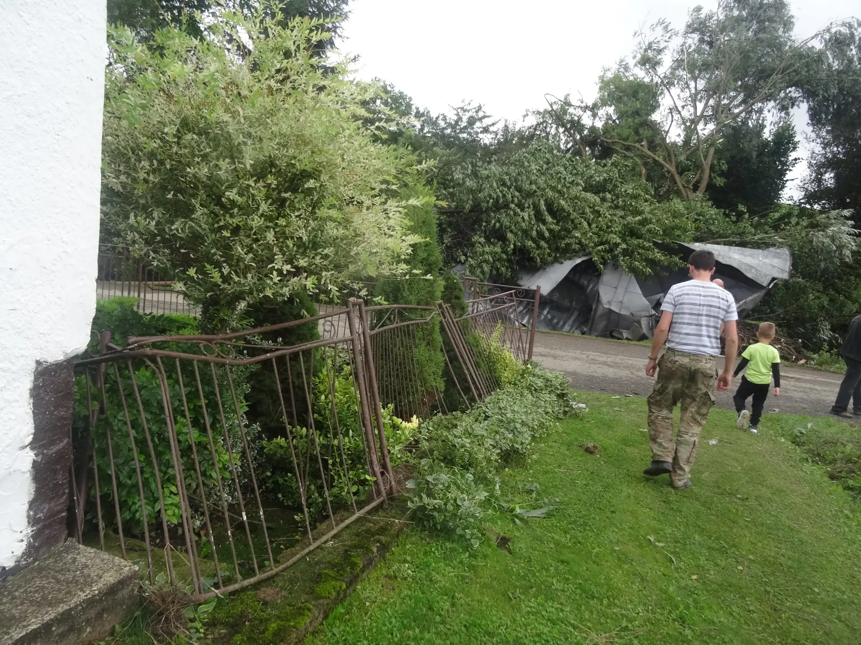 Tornádo zničilo aj plot.
