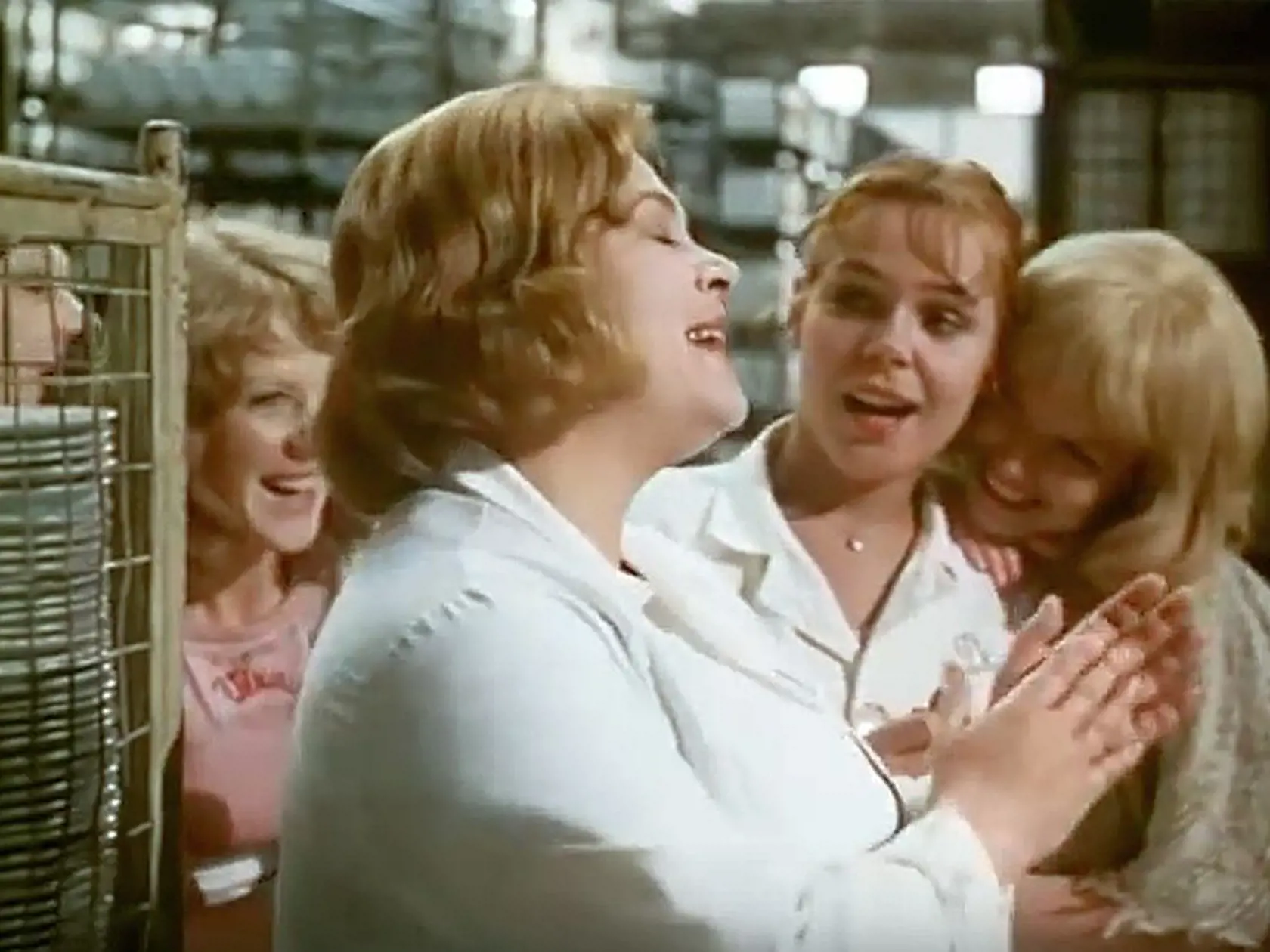 Dagmar Veškrnová vo filme Holky z porcelánu.