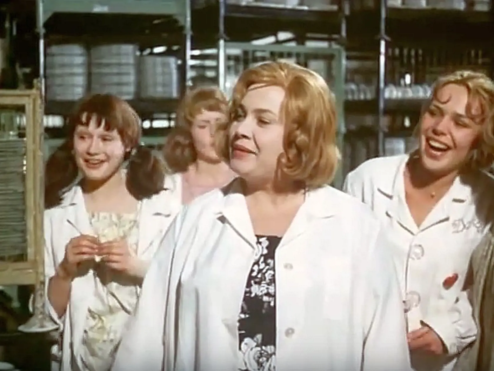 Dagmar Veškrnová vo filme Holky z porcelánu.