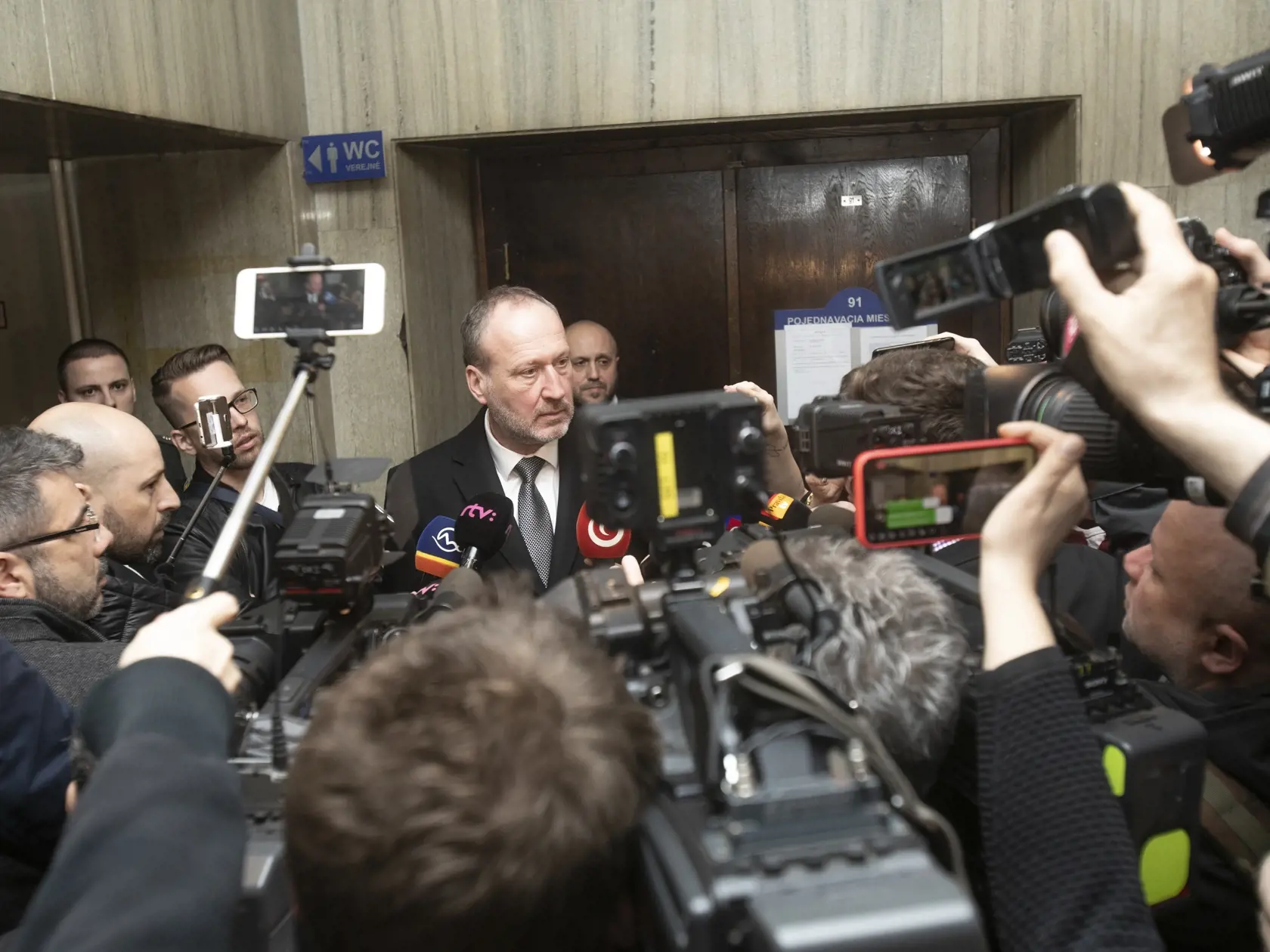 Odsúdenie Ladislava Bašternáka. Bratislavský krajský súd odsúdil Ladislava Bašternáka na päť rokov väzenia.Na fotke je Peter Filip.