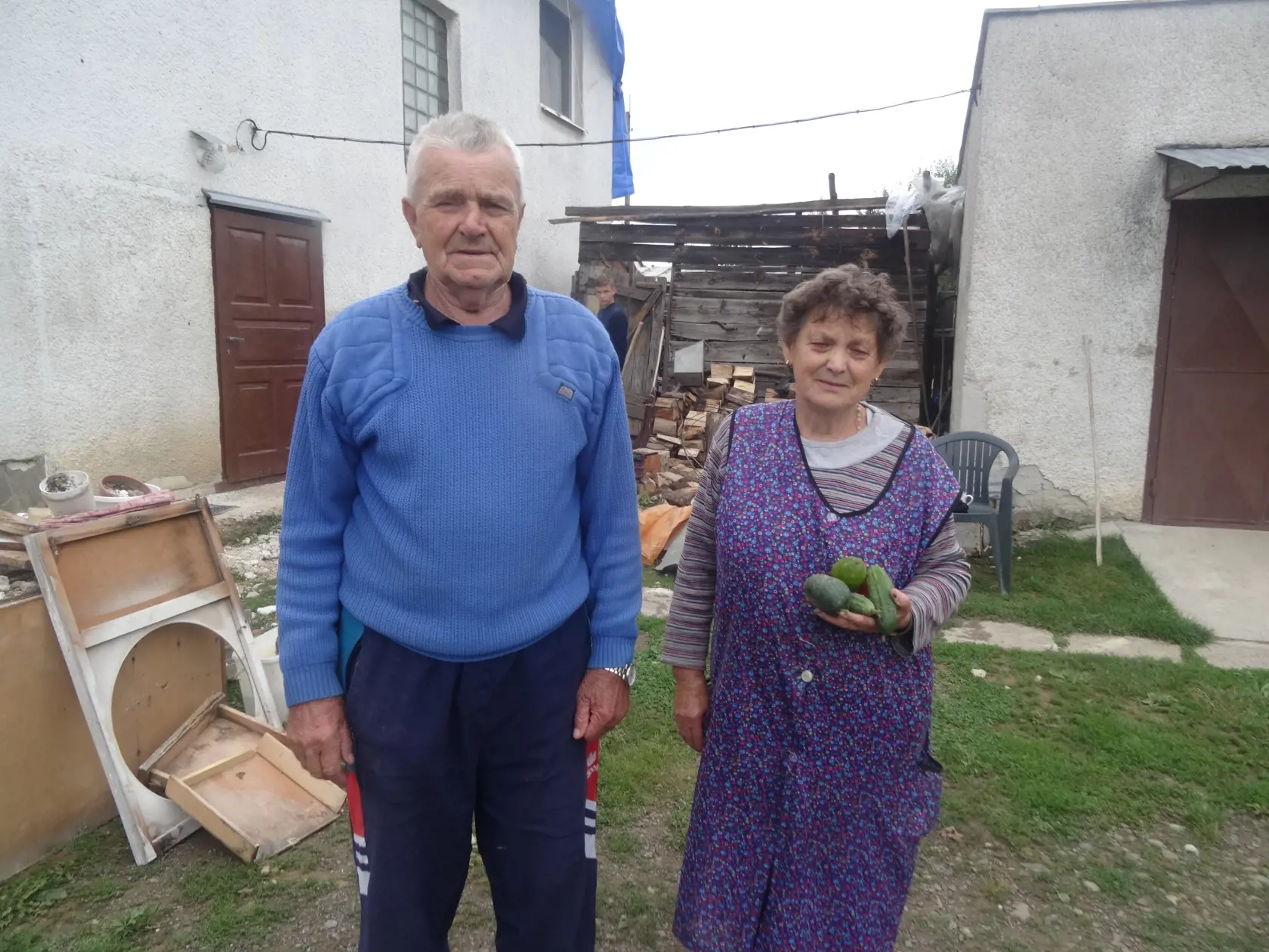 V Petkovciach sa život postupne vracia do bežných koľají. Ľudia opravujú poničené domy - najmä strechy, odpratávajú trosky. Manželia Pavliškovci, ktorých dom bol najviac poškodený.