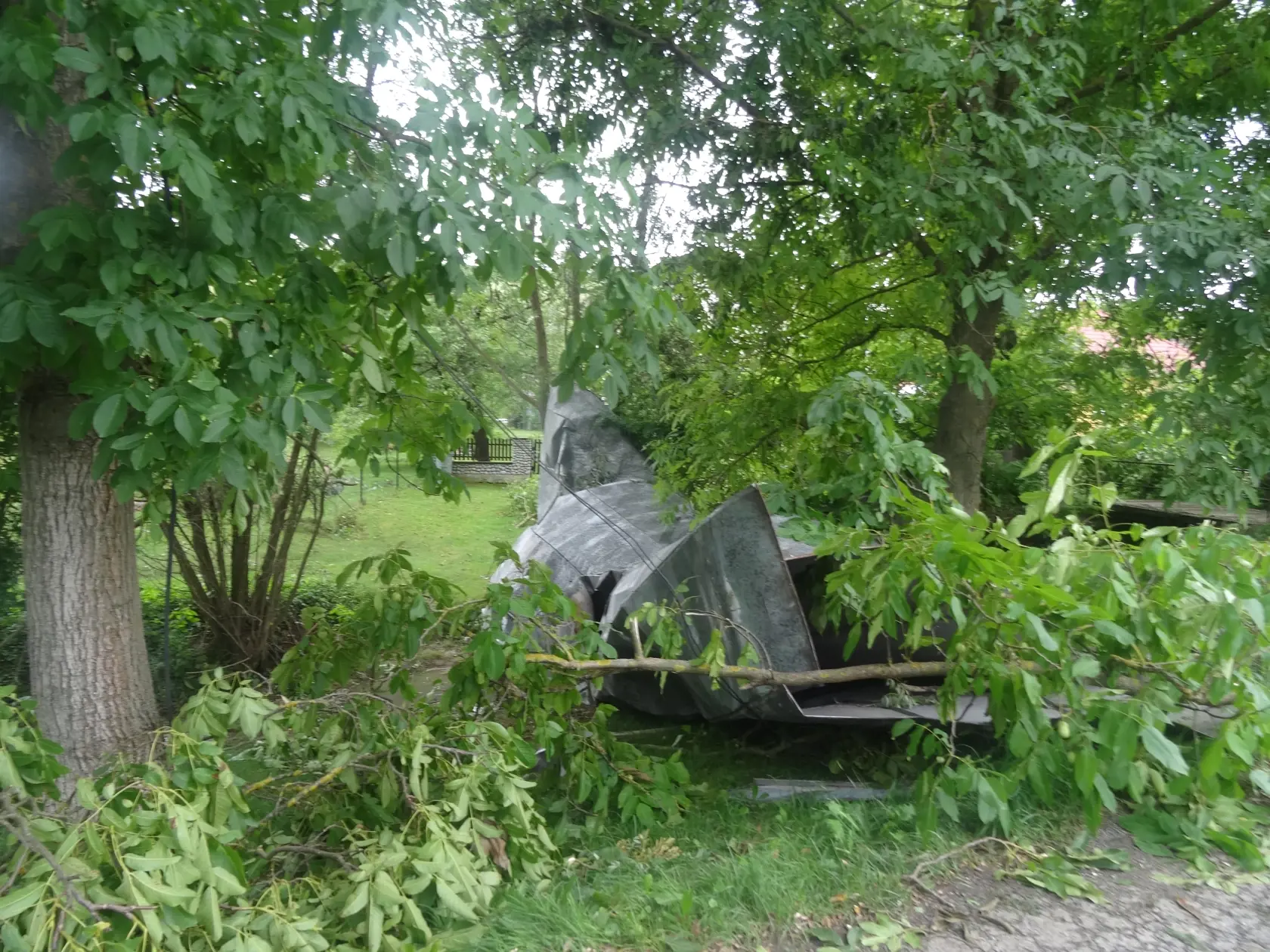 Kusy plechu zo strechy skončili v potoku.