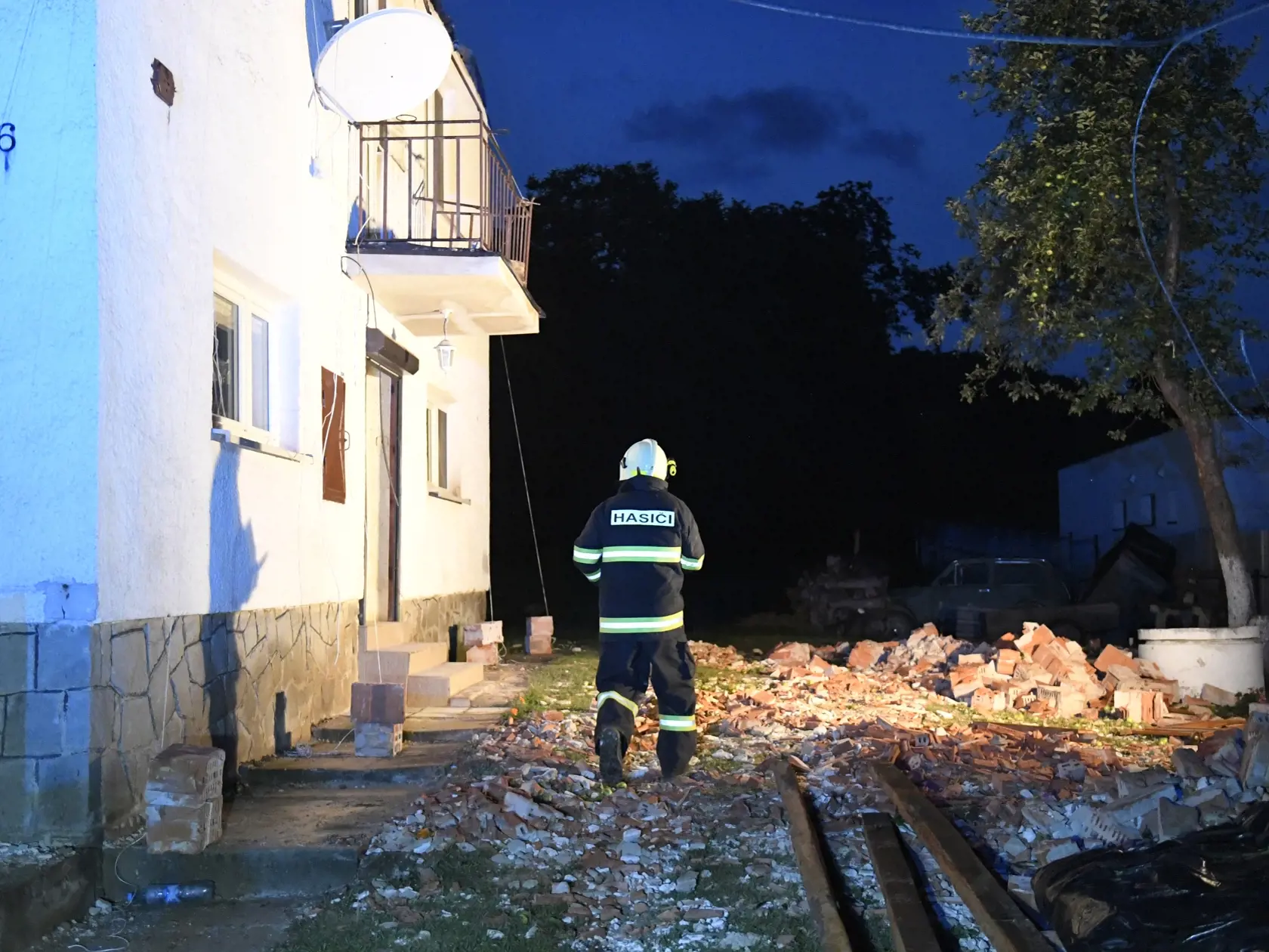 Obcou Petkovce v okrese Vranov nad Topľou sa vo štvrtok večer 5. augusta 2021 prehnalo tornádo, poškodilo niekoľko domov (na snímke). Petkovce, 5. augusta 2021.