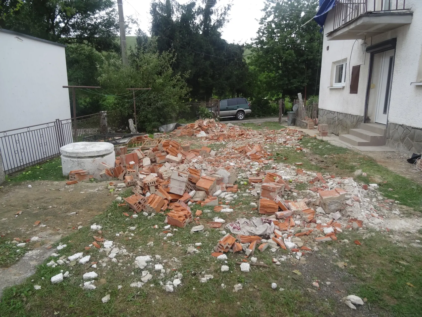 Dvor Pavliškovcov bol zasypaný suťou zo strechy.