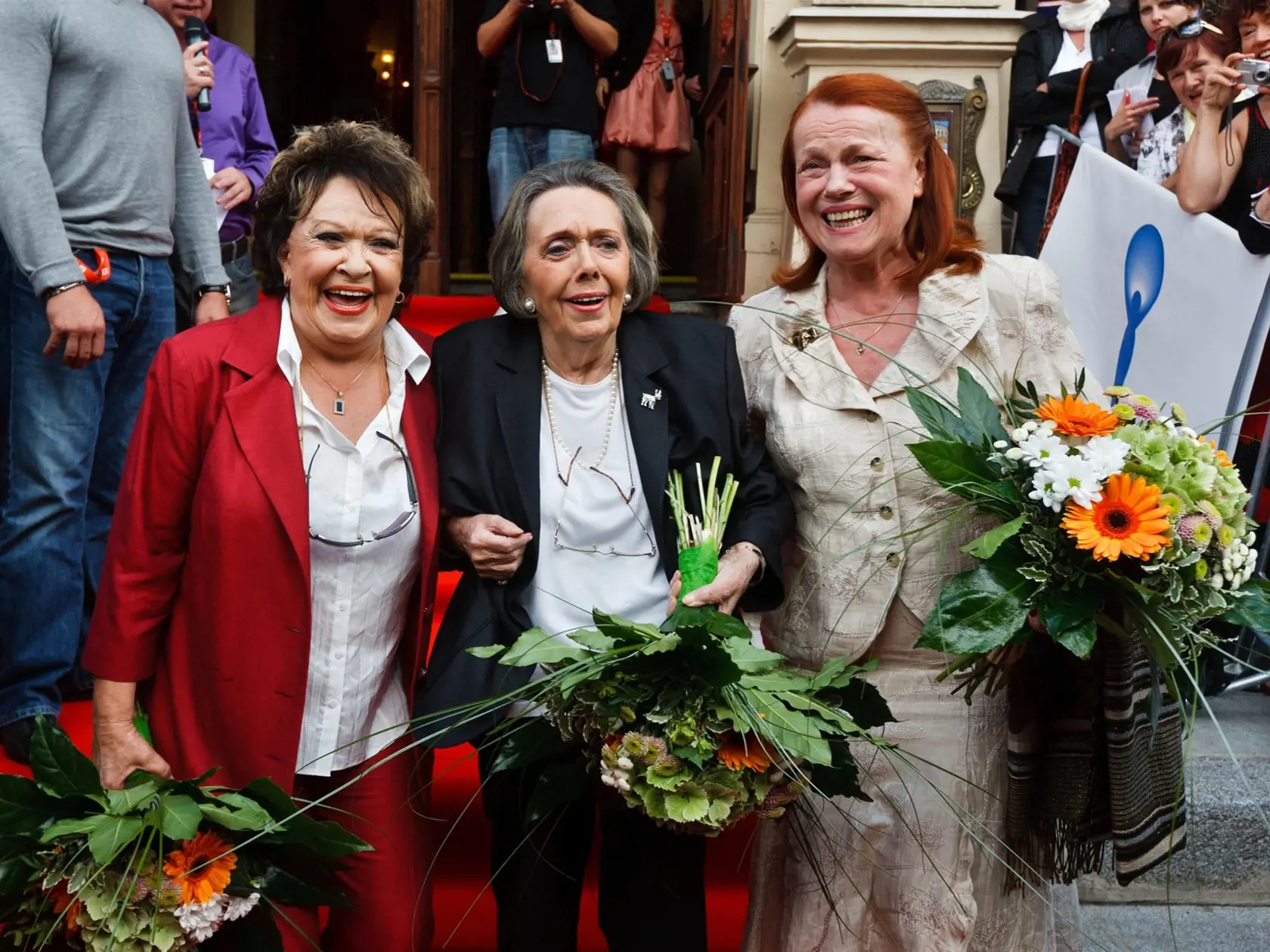 Ojedinelá fotka, na ktorej sa naraz nachádzajú Iva Janžurová a Jiřina Bohdalová. Uprostred je už nebohá Jiřina Jirásková.