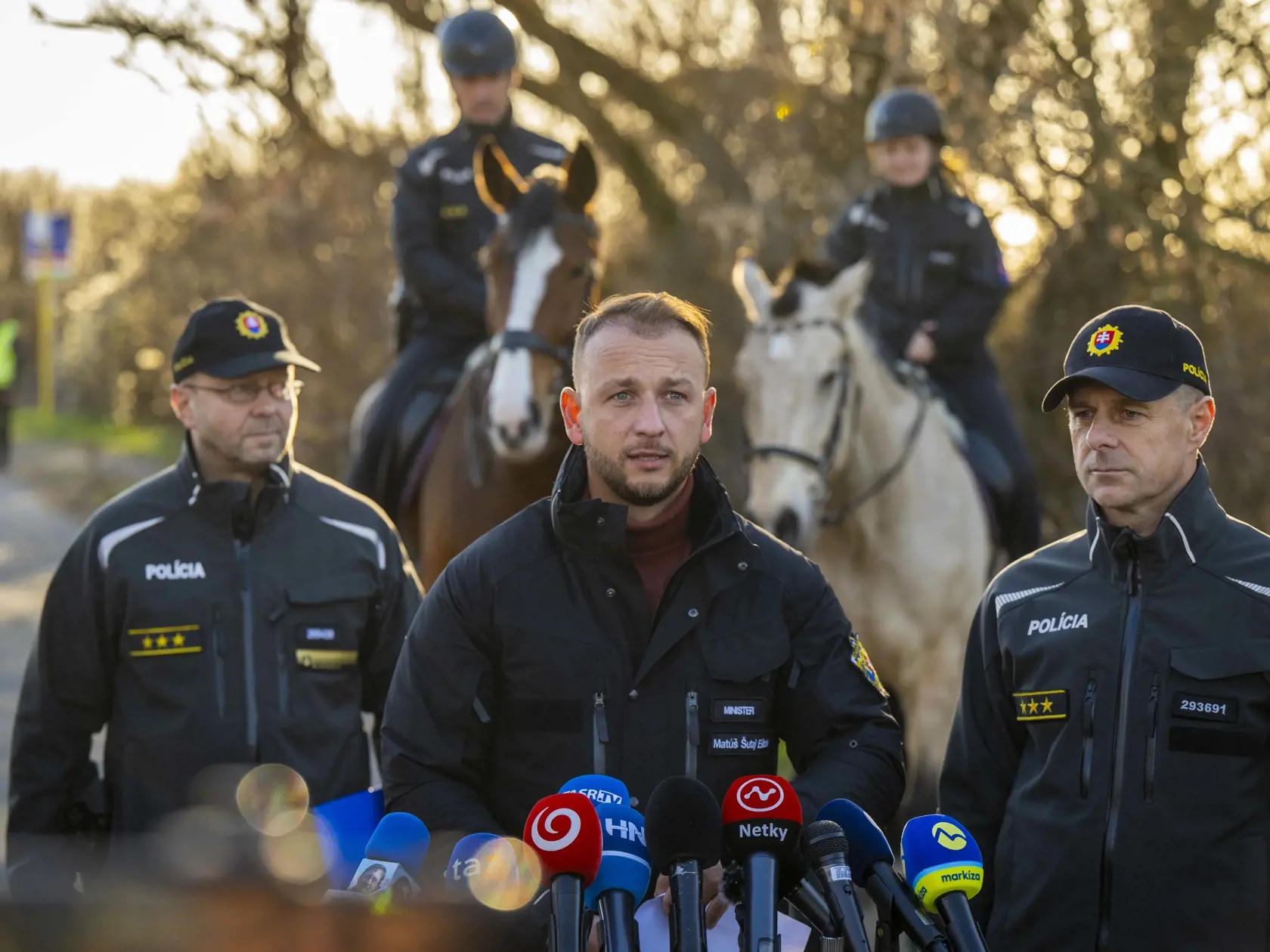 Na snímke uprostred minister vnútra SR Matúš Šutaj Eštok (Hlas-SD) a vpravo viceprezident Policajného zboru SR Rastislav Polakovič počas tlačovej konferencie k bezpečnostno-represívnej akcii zameranej na prevenciu a elimináciu sekundárnej nelegálnej migrácie na hranici SR s Maďarskom, 30. januára 2025 v Bratislave. FOTO TASR - Jakub Kotian
