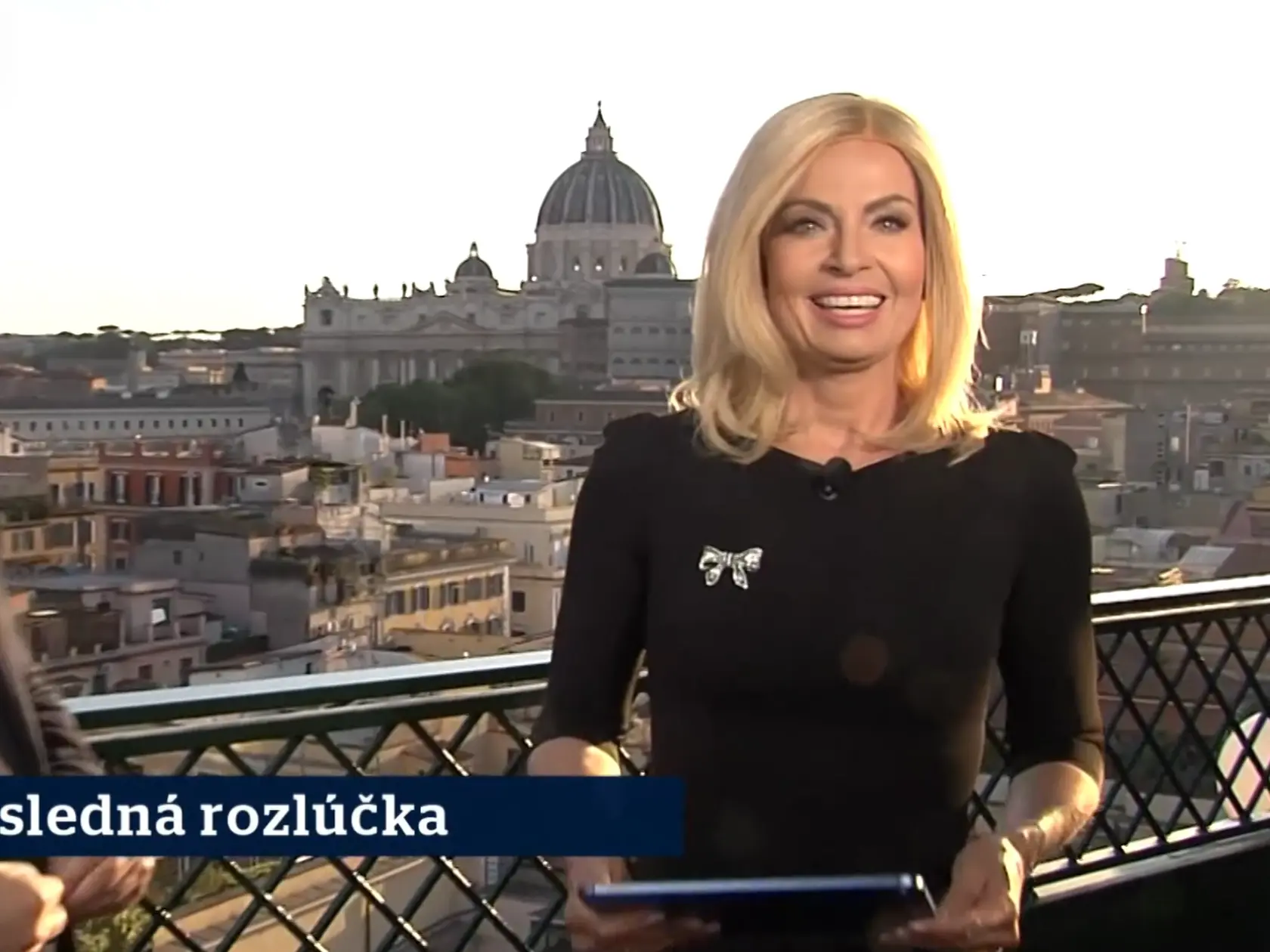 Kým redaktor Ján Tribula sa neustále tváril vážne, ako sa pri udalosti tohto typu patrí, divákom prekážalo, že Marianna Ďurianová mala často úsmev od ucha k uchu.